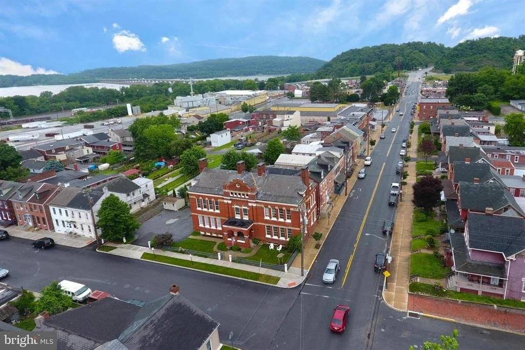 Commercial Space: 239 Poplar St, Columbia, PA 17512