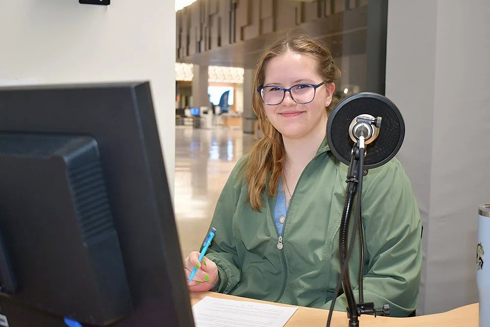  Jaclyn records a newscast 