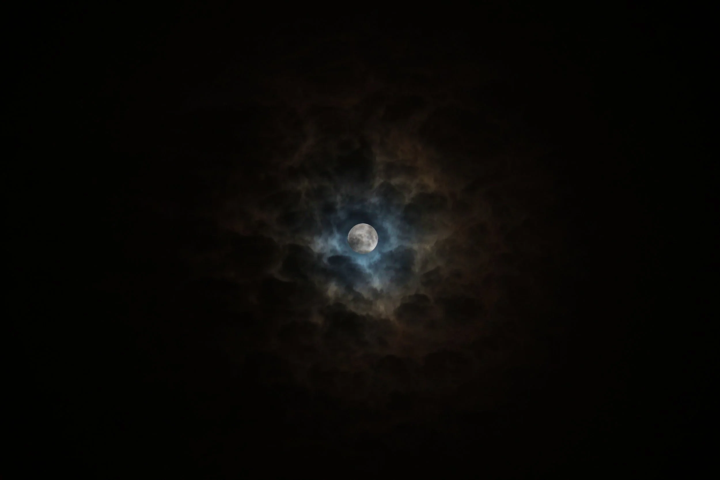 moon in mammatus.jpg