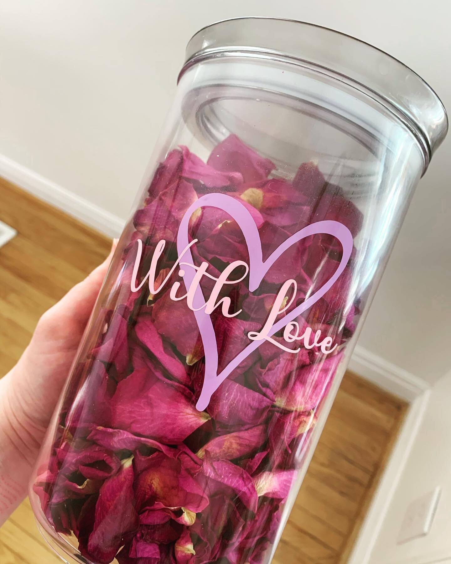 A little post Valentine&rsquo;s Day project 💝 
.
.
.
#rijiddesigns #markhamsmallbusiness #gta #toronto #craft #cricut #handmade #gift #smallbusiness #vinyl #roses #flowers