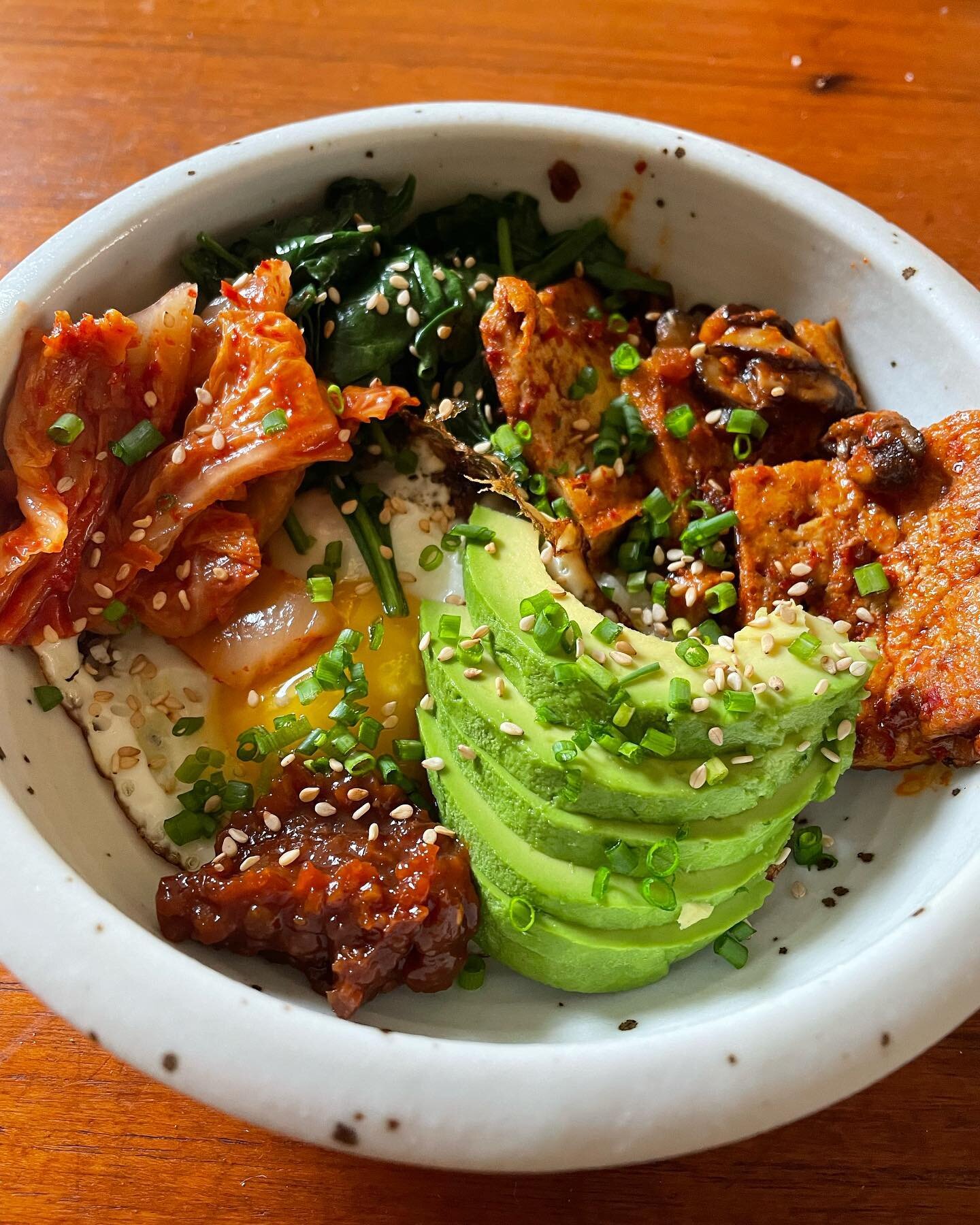 dobu jorim jook bowl! aka korean spicy braised tofu and all the fixins (avo, fried egg, spinach, kimchi, chives, ssamjang) over rice porridge. last night&rsquo;s leftovers = today&rsquo;s lunchtime glow up! thank you @maangchi for teaching me a new t