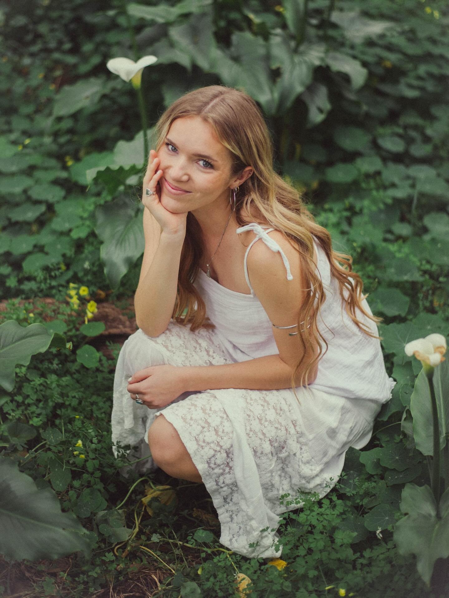 Booking Senior Photos for our 2026 grads🍀🎓