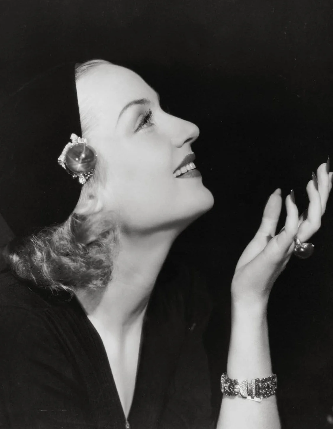 Carole Lombard wearing the brooch clipped to her hat.