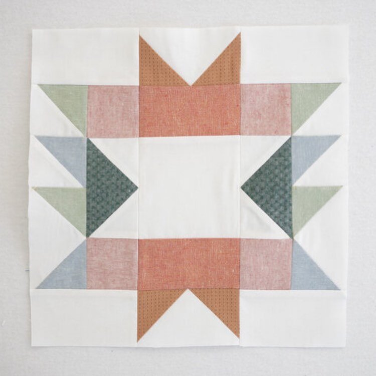 Modern Saw is a crowd favorite during this year&rsquo;s quilt along! Designed by @mrsporfiria , this block is based on the classic Sawtooth Star. #summersampler2021 #quiltalong