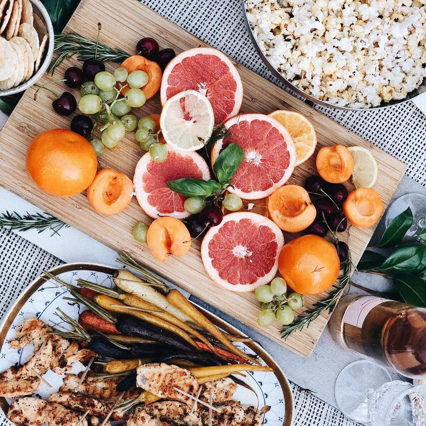 I have a serious love for creating seasonal spreads to enjoy with friends 🍒🍊🍋🍑