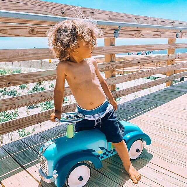 Anyone need a ride to the beach? He&rsquo;s heading that way 😍 happy weekend, everybody ☀️🏖🏝