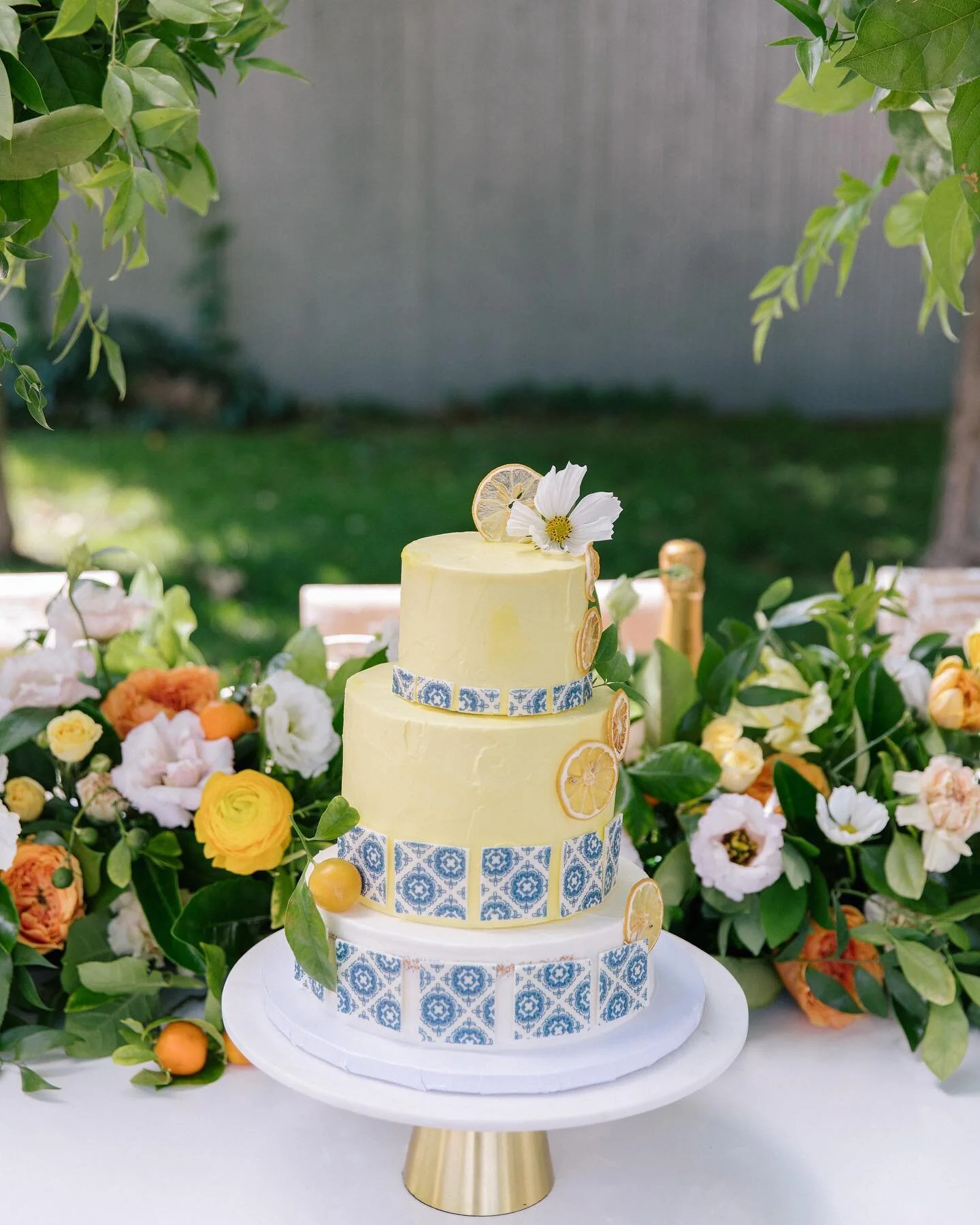 Such a beautiful and delicious Positano inspired cake 😍🍋 we love finding inspiration from gorgeous places like Italy. Plus @rubyjeanpatisserie makes the best and inspired treats! 
.
.
.
Photogrpahy: @caitlincoar 
Cake: @rubyjeanpatisserie 
Flowers: