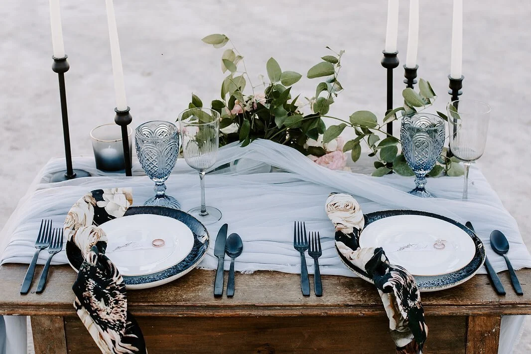 A sweet little table setting for two 💗 if you are planning to elope, you can still have a beautifully styled day! DM us today to start planning your elopement ✨
.
Also! This beautiful styled shoot is featured in the national @rockymtnbride magazine 
