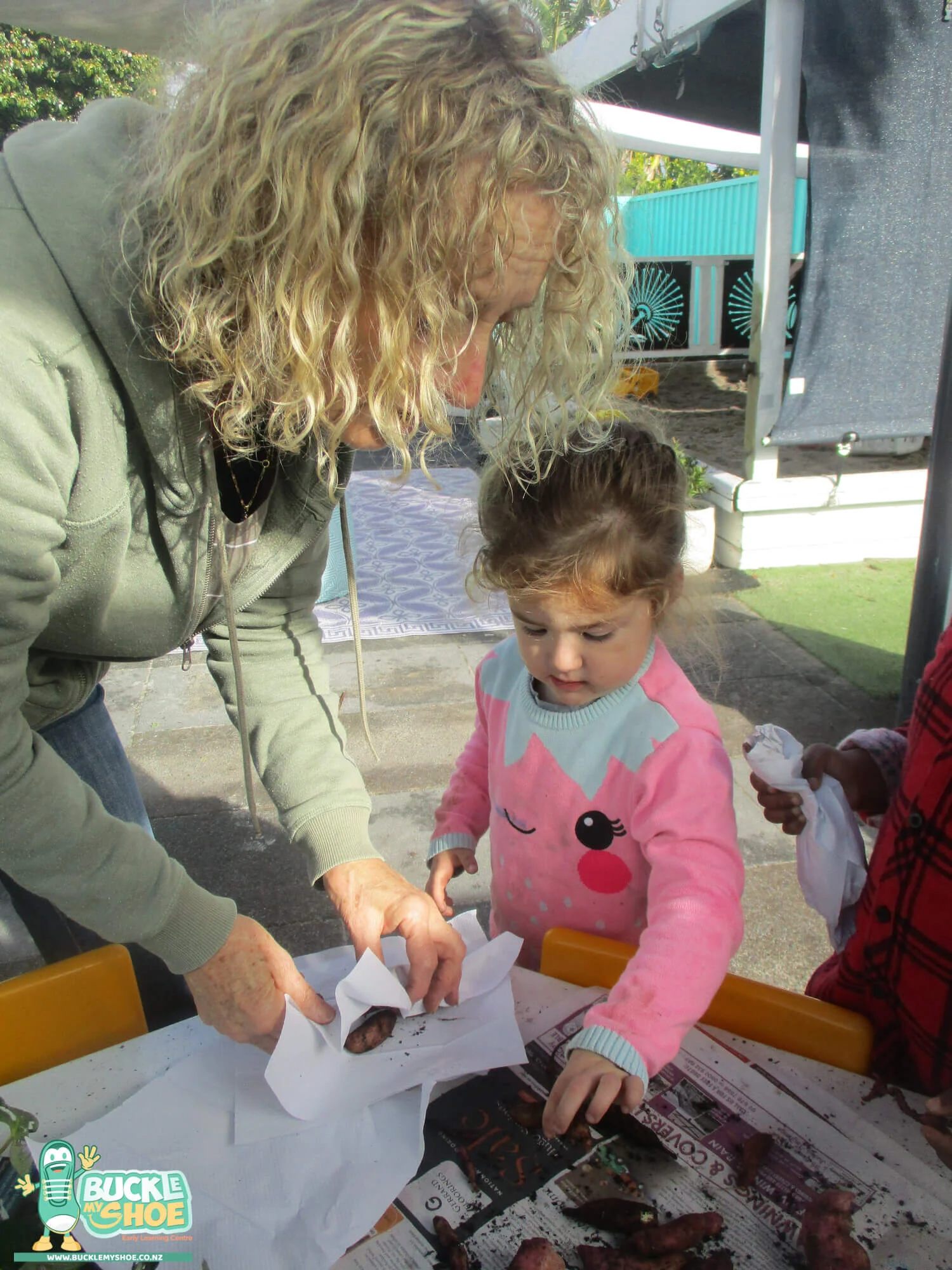 buckle-my-shoe-childcare-tauranga-daycare-preschool-kumara-harvesting-12.jpg
