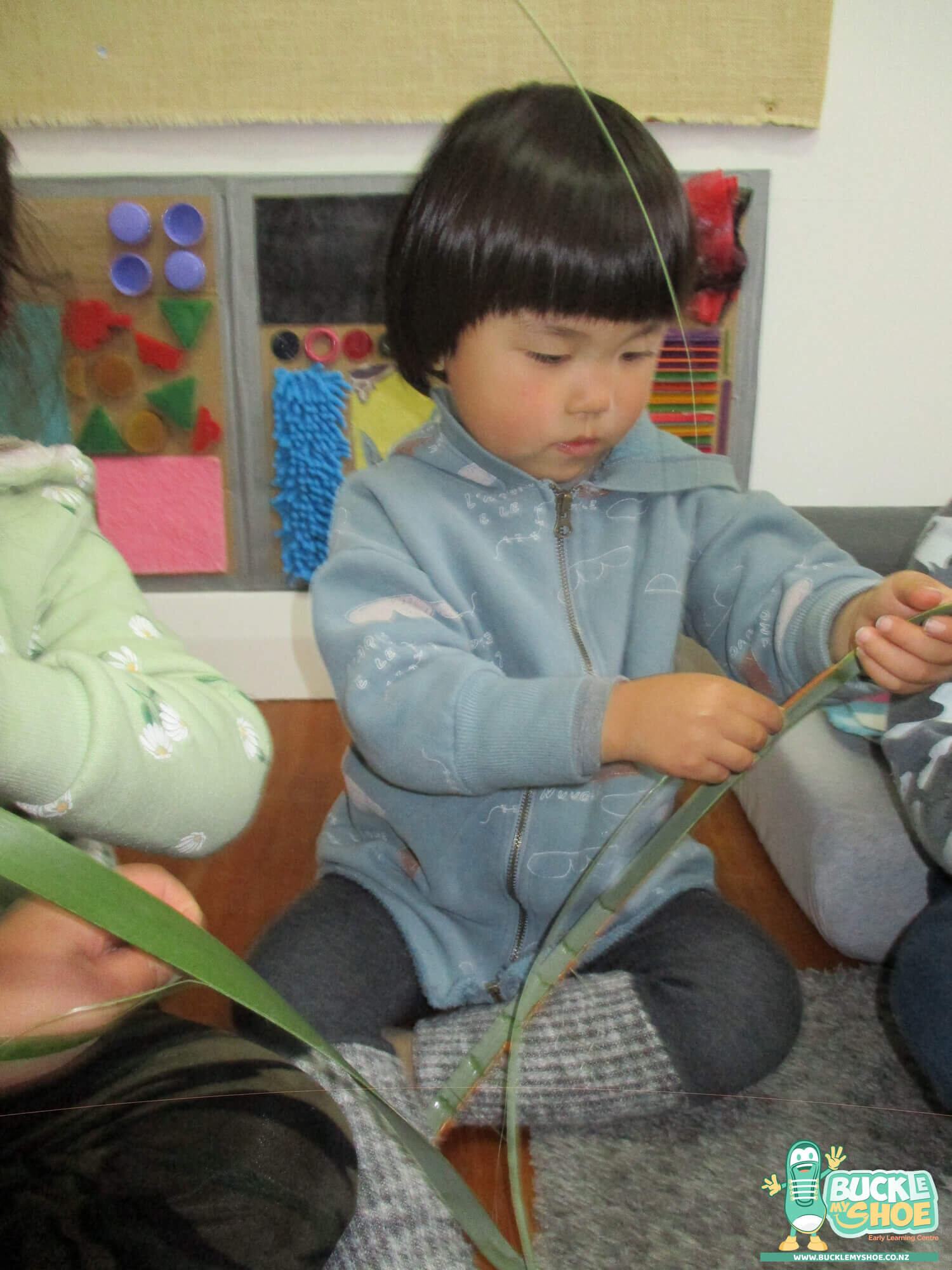 buckle-my-shoe-childcare-tauranga-daycare-preschool-matariki-weaving-7.jpg