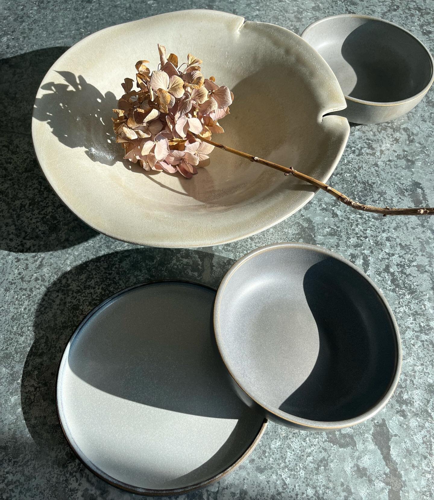 U r l a / Selection of glaze tableware from a new local find at the weekend @keramikosvourla. A beautiful shop with individual pieces. 🤗🤍Love how this large bowl doubles up as decorative and super low rimmed plates aren&rsquo;t going anywhere.
.
Sh