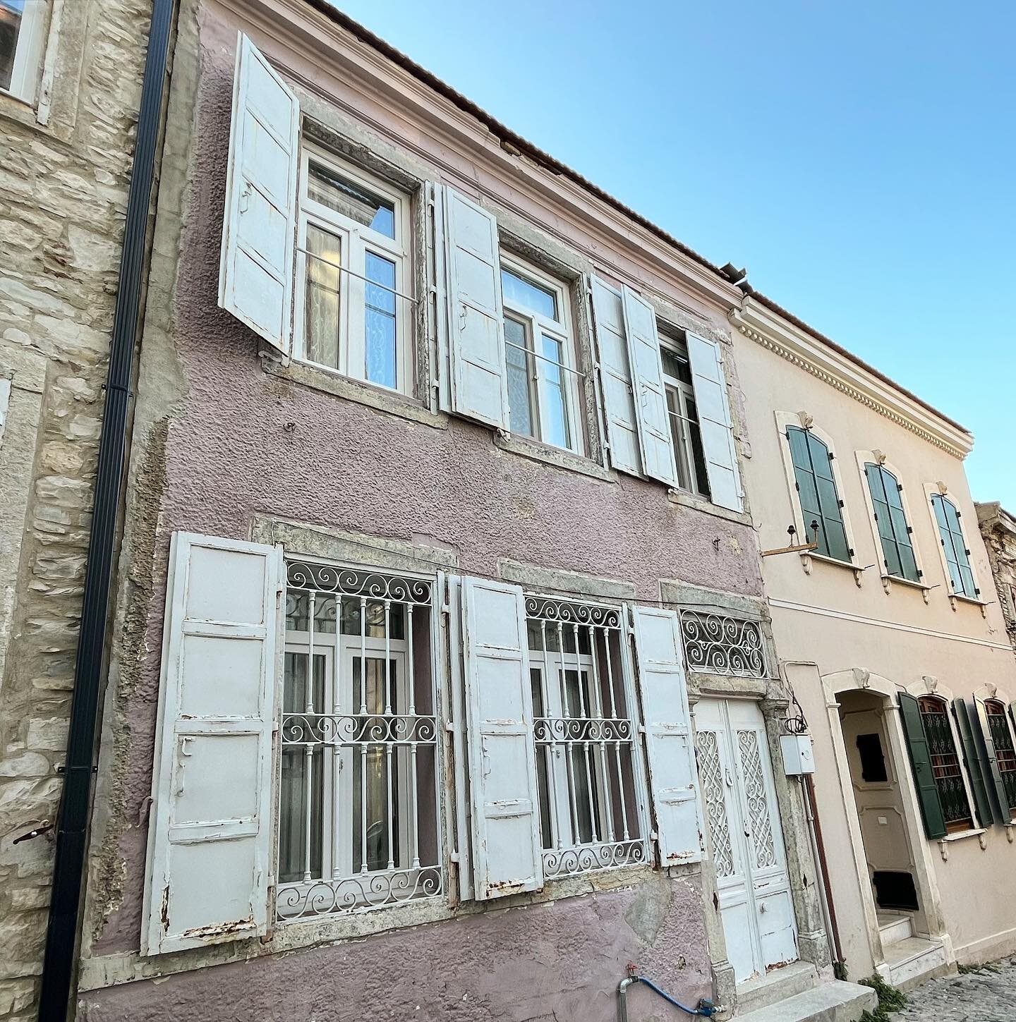 Shutters and distress. ☺️🤍 Pastel pink + salmon. This green makes for a beautiful combo. Beauties from strolls.
.
Happy Sunday all with relax time before a new week ☺️🤍
.
#exteriors #exteriores #exteriordesigns #shutters #ironshutters #lazyshutters