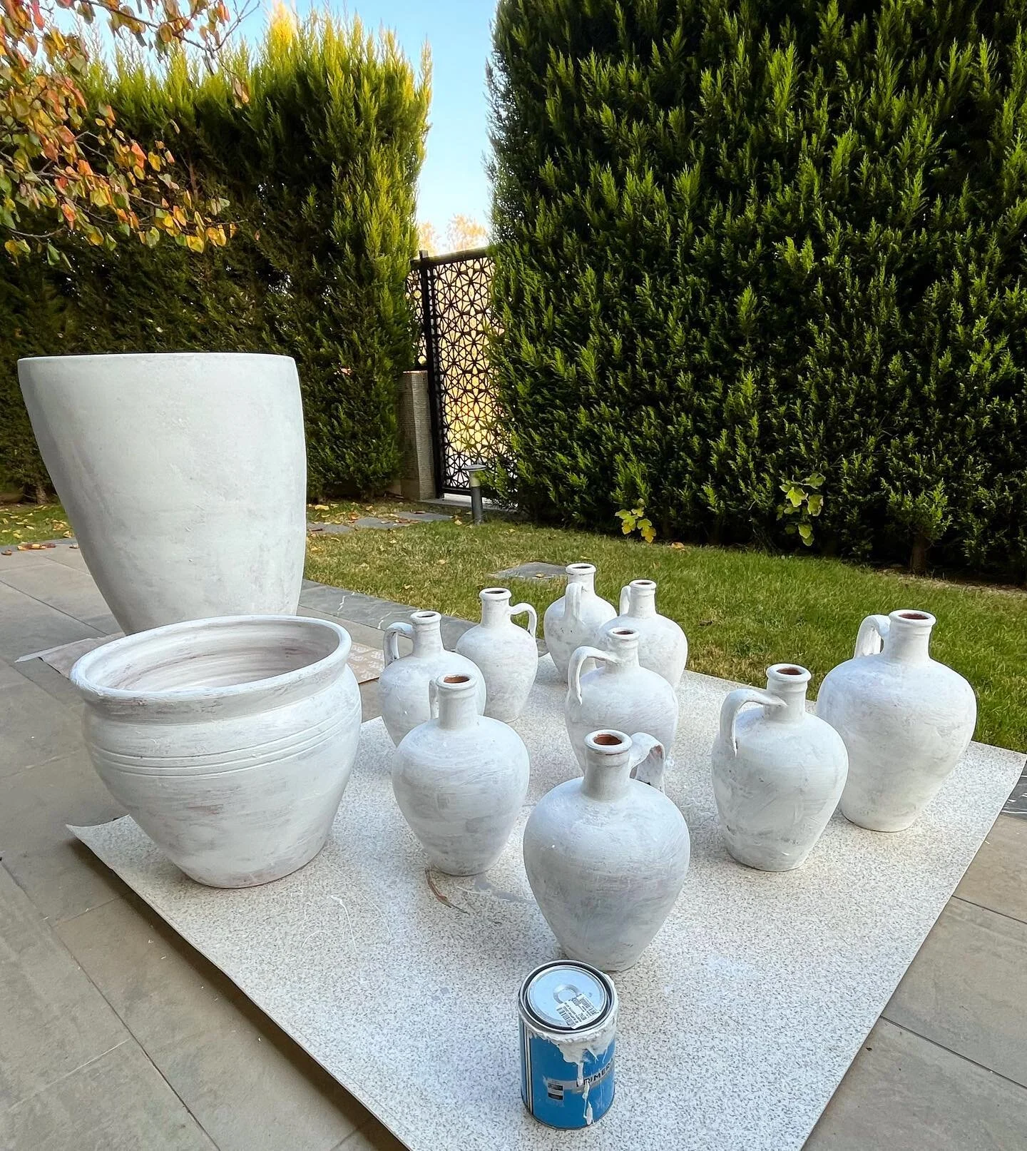 P r i m e d  U p / Lovely chill garden time prepping my next round of terracotta&rsquo;s this weekend. 
.
The big boy is coming inside as a nice feature. 🤗 Making time tomorrow to get the first paint on. Have a good week all 🤗🤍
.
#terracotta #terr