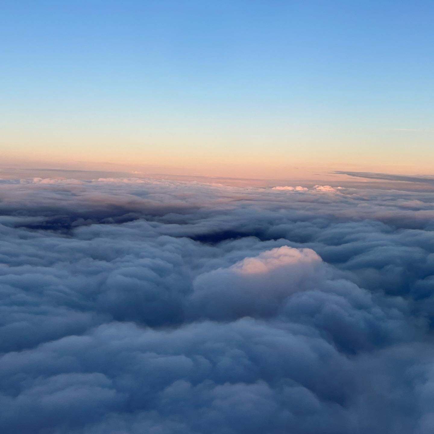 Travel Day. Ripply greys and pinks. There were some gorgeous tones up in the sky yesterday ☺️ + A memory pop up of same time last year.
.
Thought of the day 🤔 what are turbine blades made of? ~ Turbine blades which endure the most heat of the engine