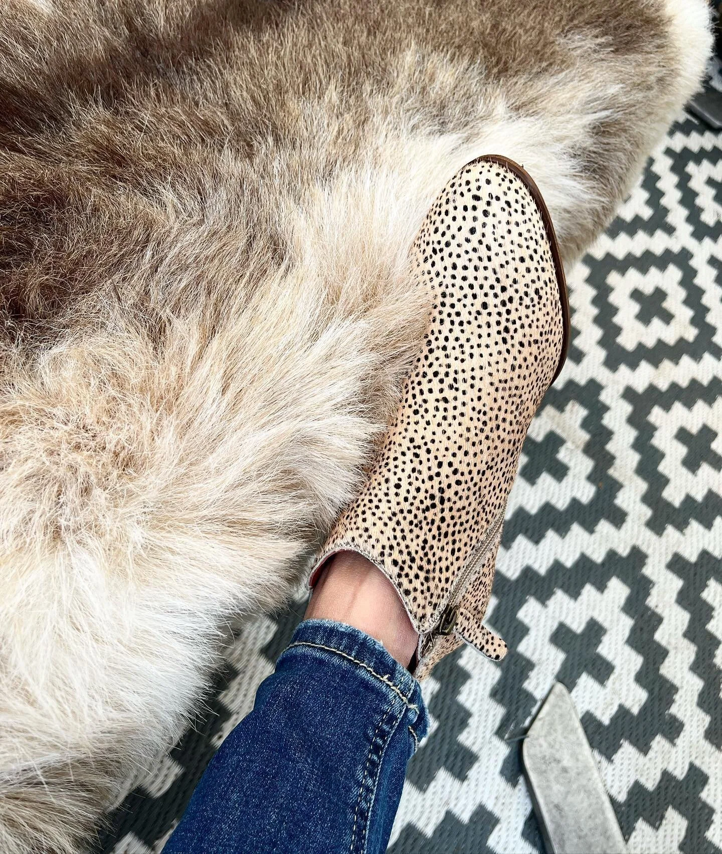 Sunday crossover step out. 👢Cupper catch up with a bestie at a new lovely hidden spot. The green room Lockington. 
.
Some really pretty Christmas decor finds too, Mercury flicker hurricane lamps to gifting, I forgot to photograph for stories because