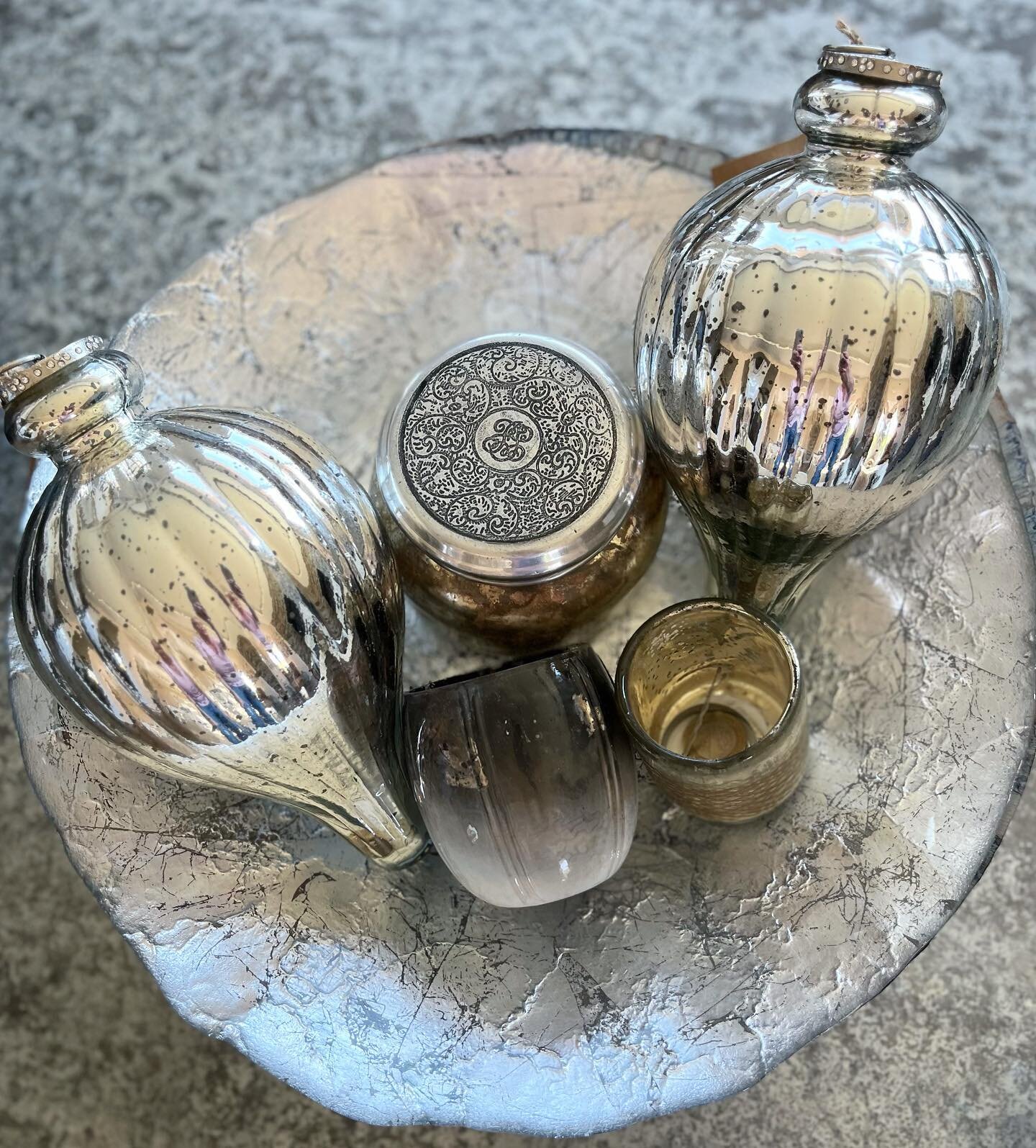 🌲Tonight I&rsquo;ll get onto decorations and these bad boy baubles are going over the kitchen island! ✌🏼Hang at different lengths to catch the eye. 👀 I think they&rsquo;ll be pretty. 
.
A pop by @bellelavie_belper and you&rsquo;ll find a lovely se