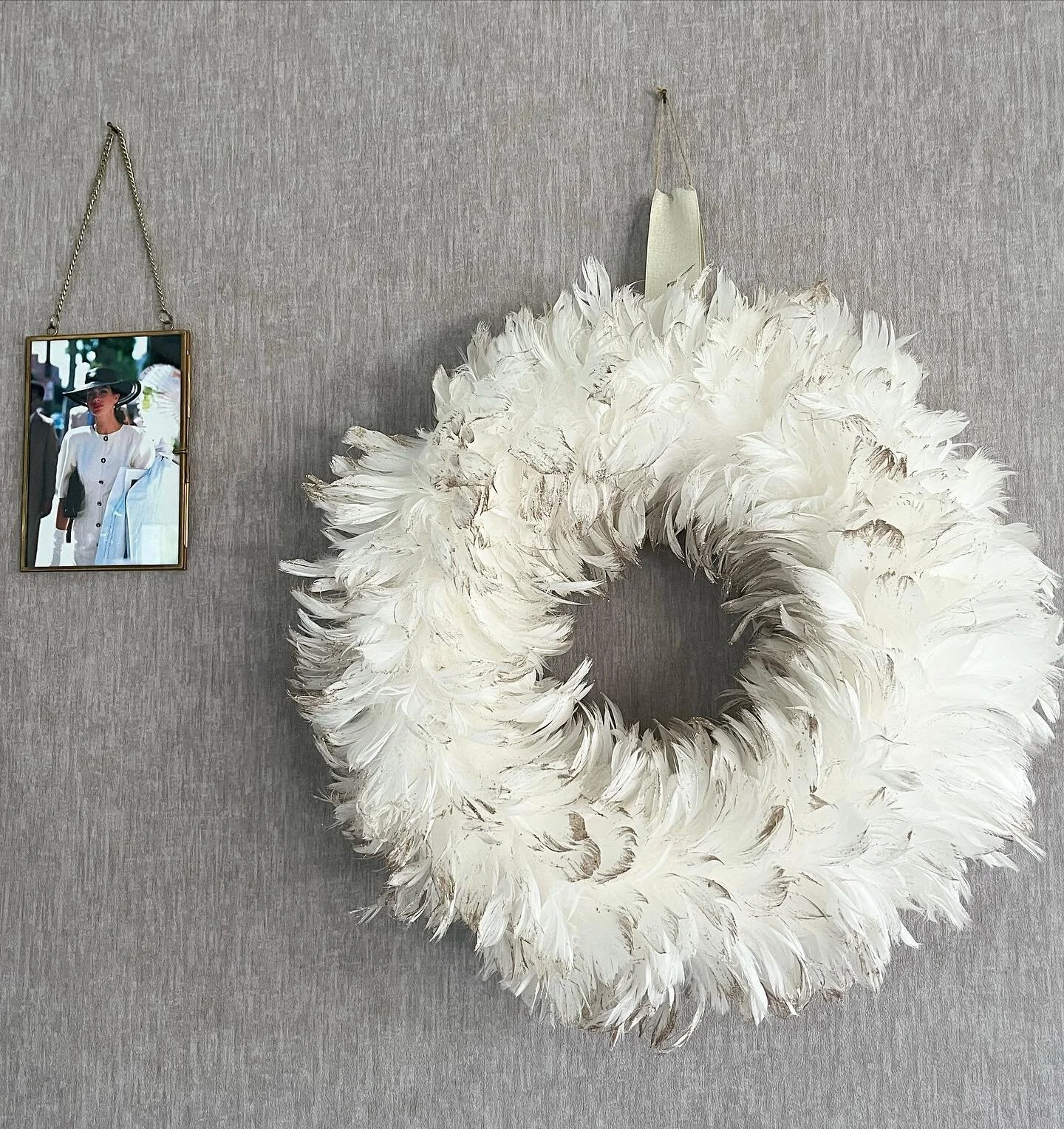 Good morning 🎄🤍 Tree&rsquo;s arrived after dark last night so it&rsquo;s a nice Friday finish of crimble decor. First up, the wreath&hellip;that was easy then 🤭😂
.
Aren&rsquo;t these December Days whizzing by?! Have a nice one 🤗🛷 🎅🏼🤗🤍☺️
.
#