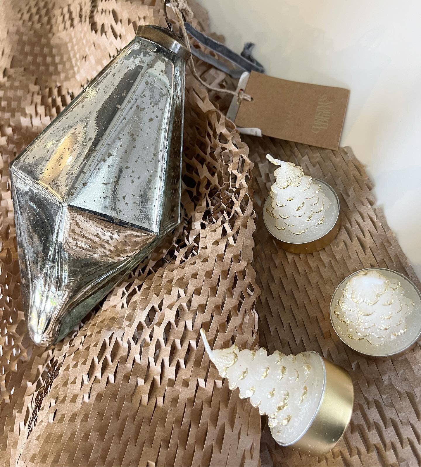 Festive additions @zarahome🎄🤗✌🏼🎅🏼Happy Saturday all, keep toasty! 🥶☃️ 
.
#zarahome #festivedecor #pewter #goldaccessories #christmasdecorating #classyhomes #saturdayvibes #hometohave #cutecandles #baubletastic #deckthehalls #styledupinterior #i