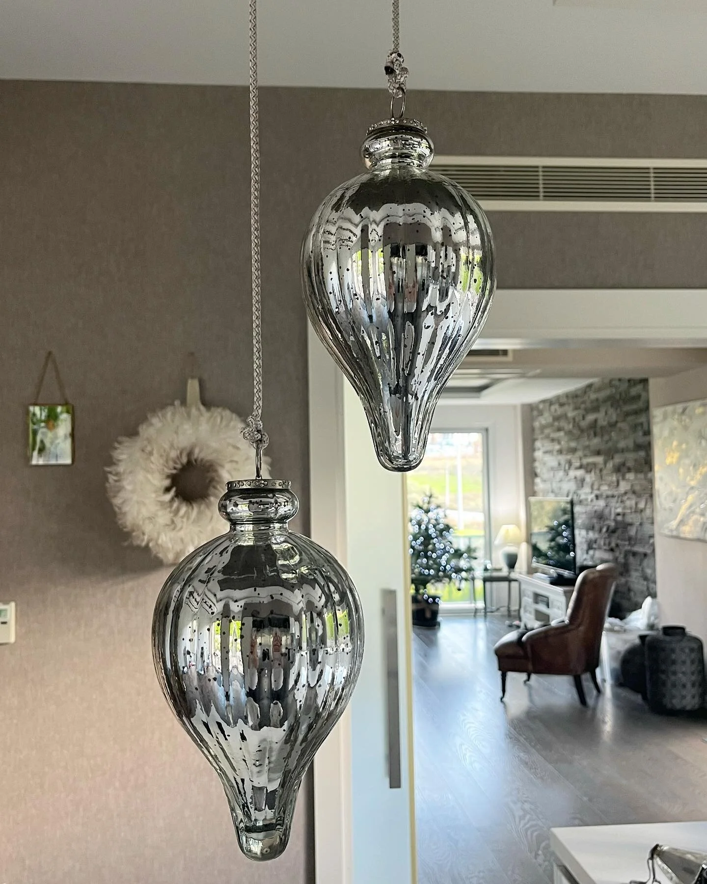 Island hung. 🤍 Keeping it pretty and simple with these lovely bauble additions for the kitchen @bellelavie_belper.
.
Tree off sprigs in candle jars also make a nice addition for setting the table. Love how you can style them for all seasons 😁
.
Clo