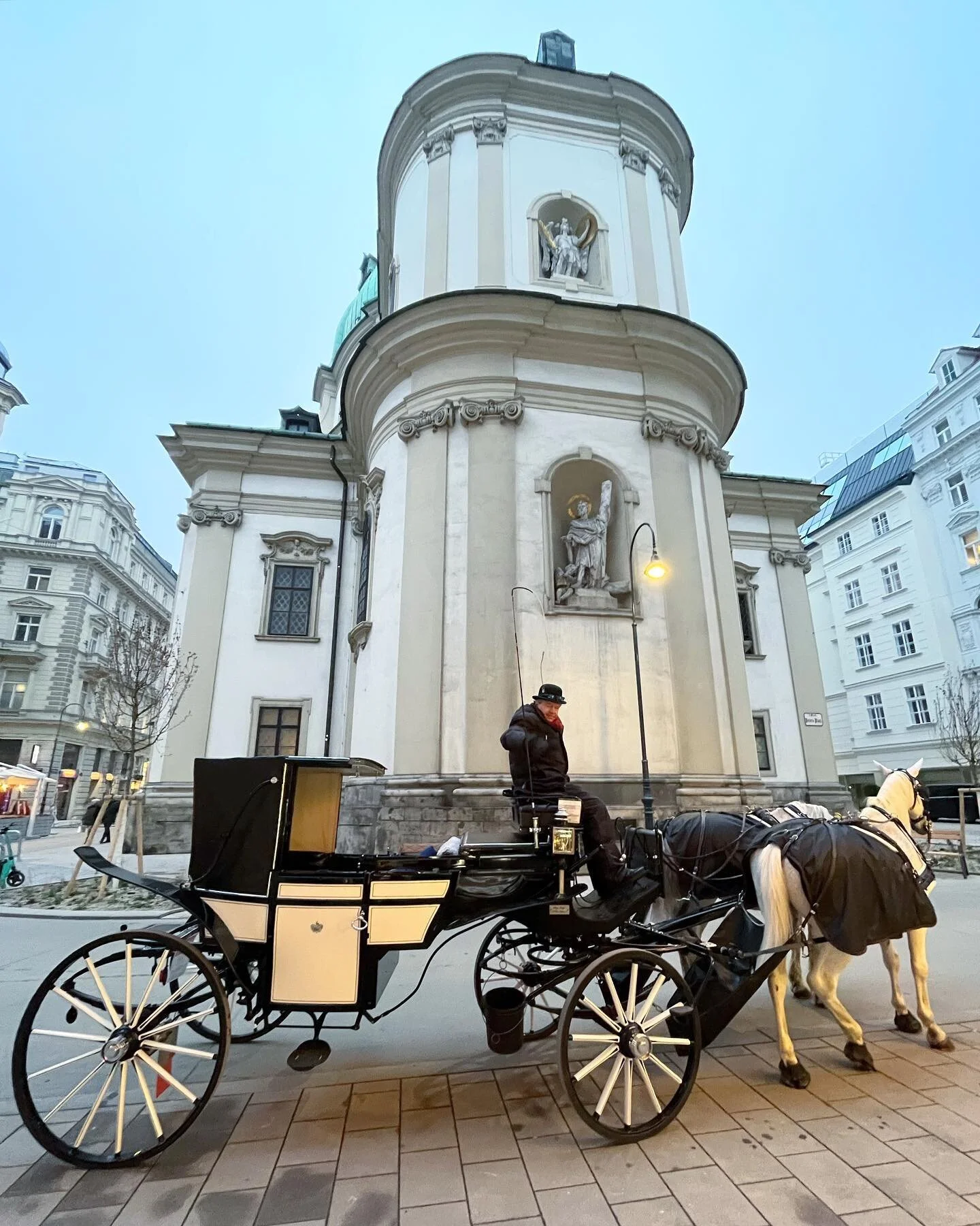 10 Frames. Vienna Christmas Market 22 🤍🎅🏼 Inspiringly beautiful still with all your architecture, eateries, art deco tiny bars and swoony shops. Interiors galore. Minotti is a beautiful Italian furniture brand I love. 
.
Seen on foot clocking a to