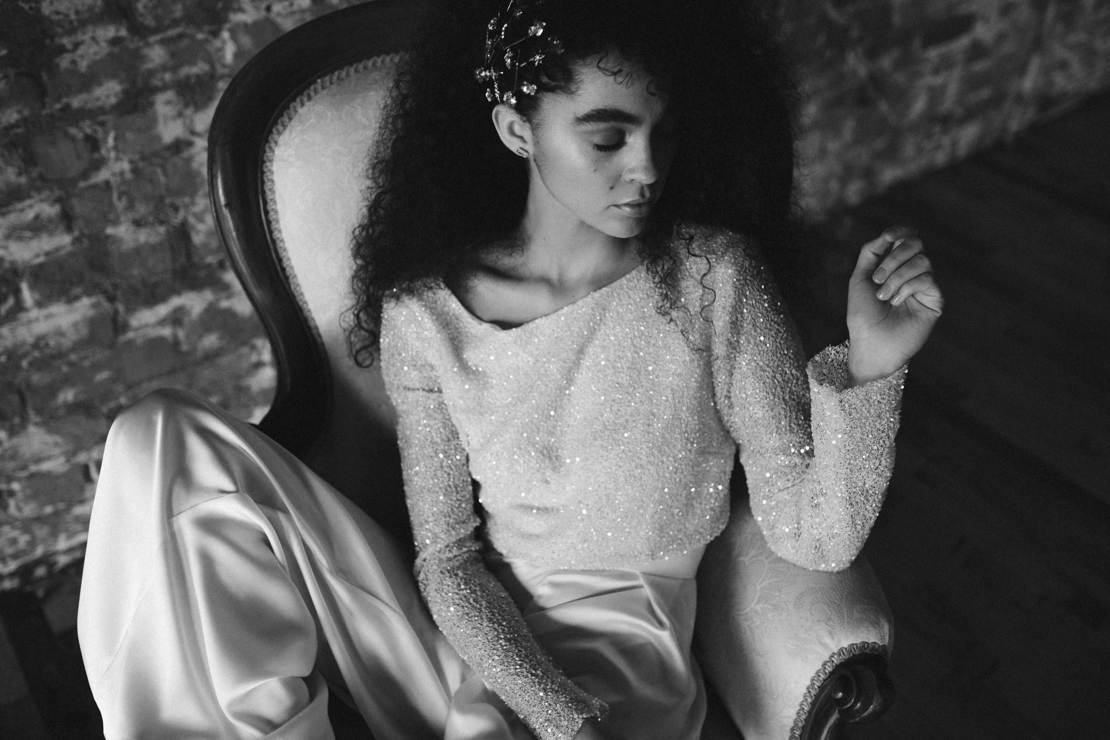 Tilly Thomas Lux hair pins and Jessica Bennet Bespoke bridal wear | Image by Ruth Atkinson