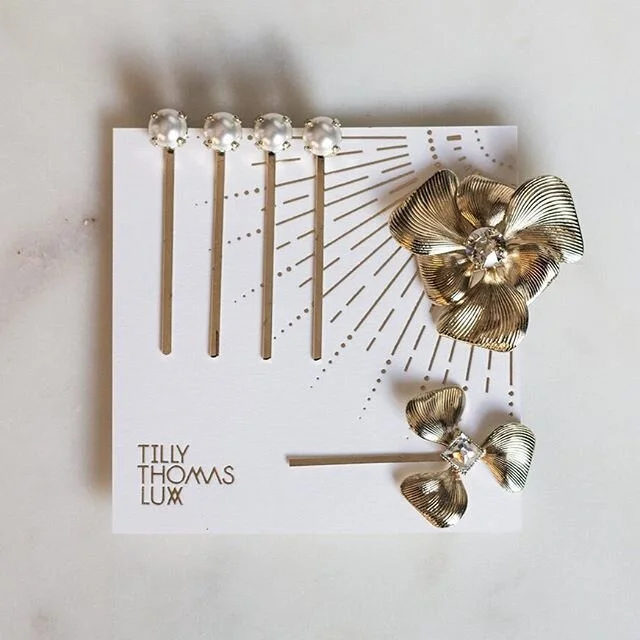 I don't know why I resisted designing flowers for so long. 😂🙈 This is the Poppy Pearl Set and I love it. 💎🌺
.
.
.
#bespokebridal #gettinghitched #bridalfashion #luxurybridal #alternativebride #coolbride #bridalaccesories #fashionbride #londonbrid