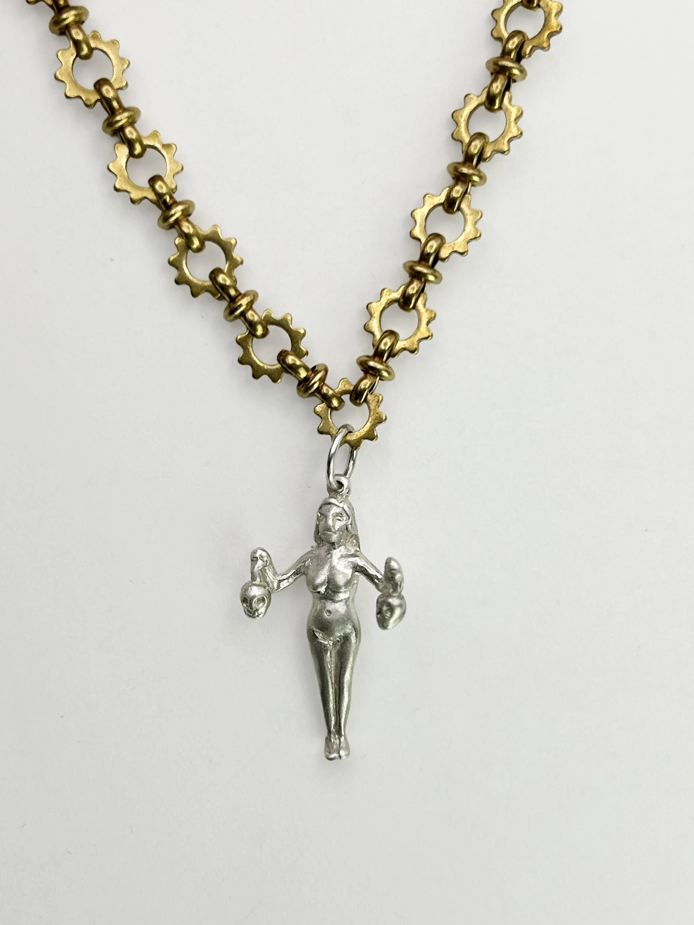 womanwithskulls02.jpg