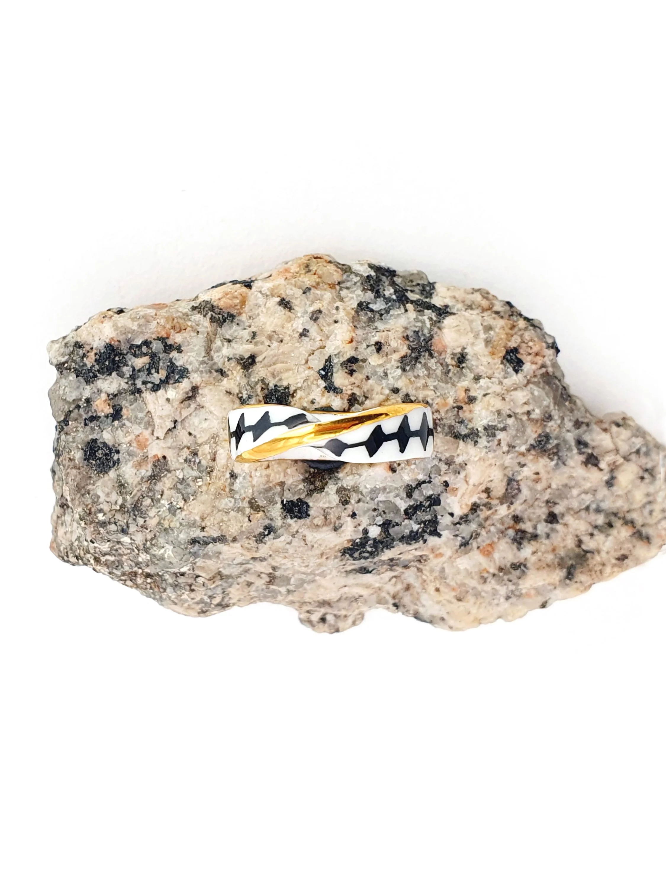 003 Twist Ring - size N 6.75