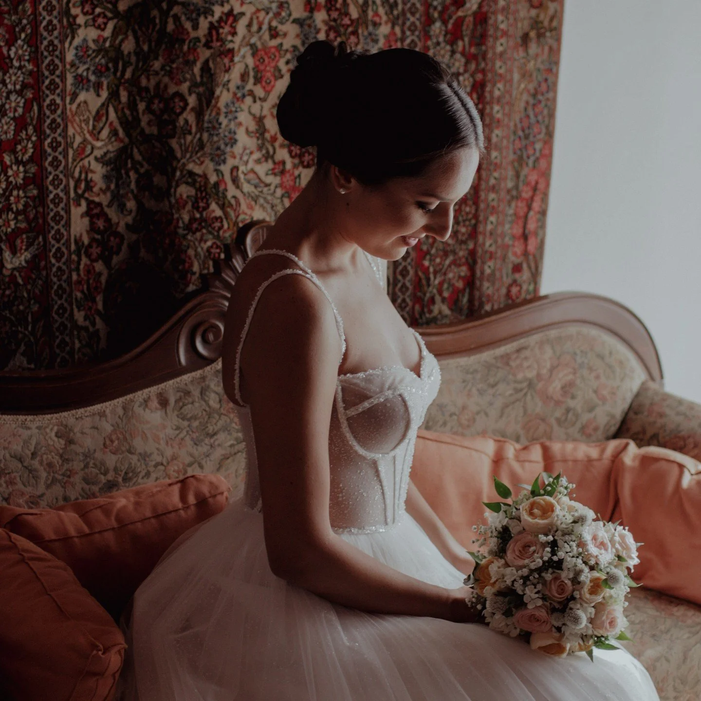 Empatia e trasporto.

Quando siamo intenti a scattare le foto durante un matrimonio, ogni immagine &egrave; frutto di un'idea mescolata a una sensazione.

Ci facciamo molto trasportare dalle emozioni che riusciamo a vivere nella giornata di un matrim