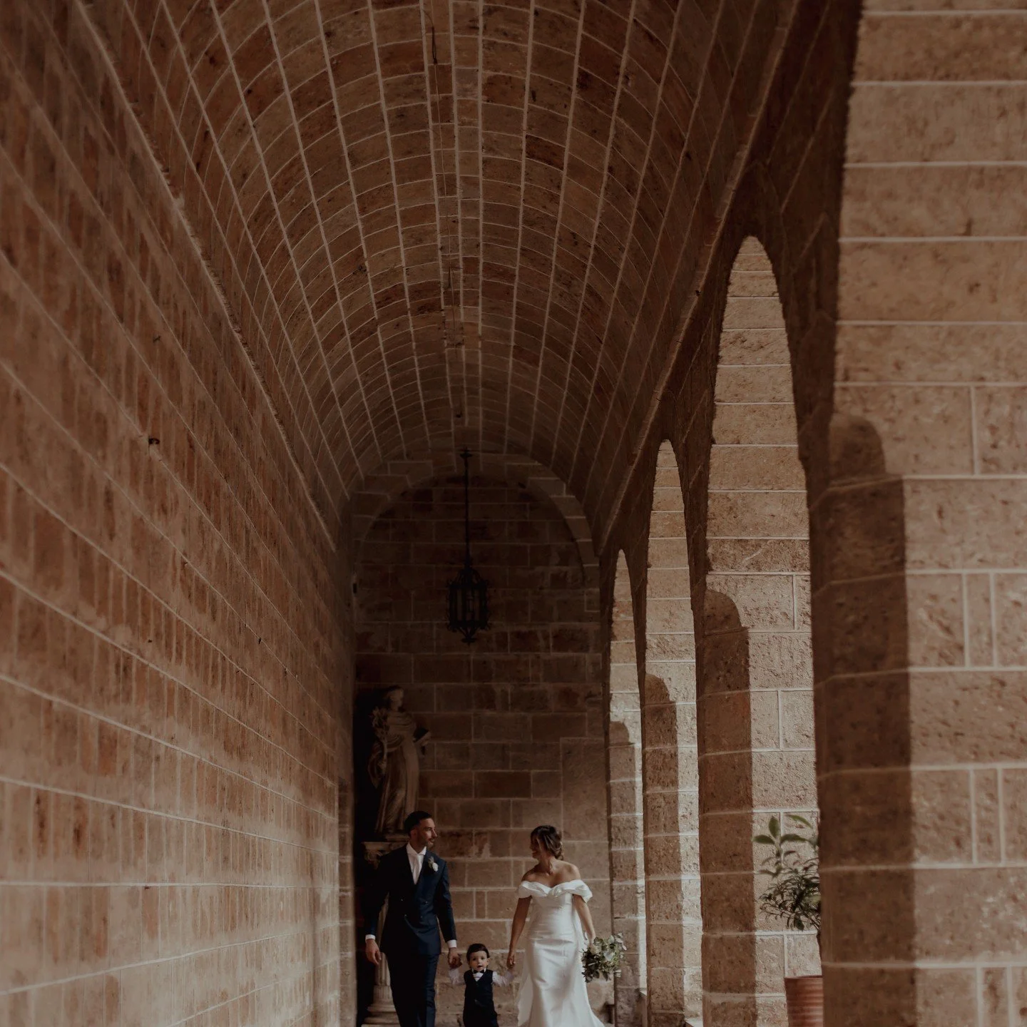 Ci piacciono particolarmente i matrimoni in cui gli sposi hanno gi&agrave; figli, perch&eacute; questi piccoli protagonisti portano una magia unica al reportage fotografico! 🌟 

La loro spontaneit&agrave;, i sorrisi genuini e i gesti affettuosi rend