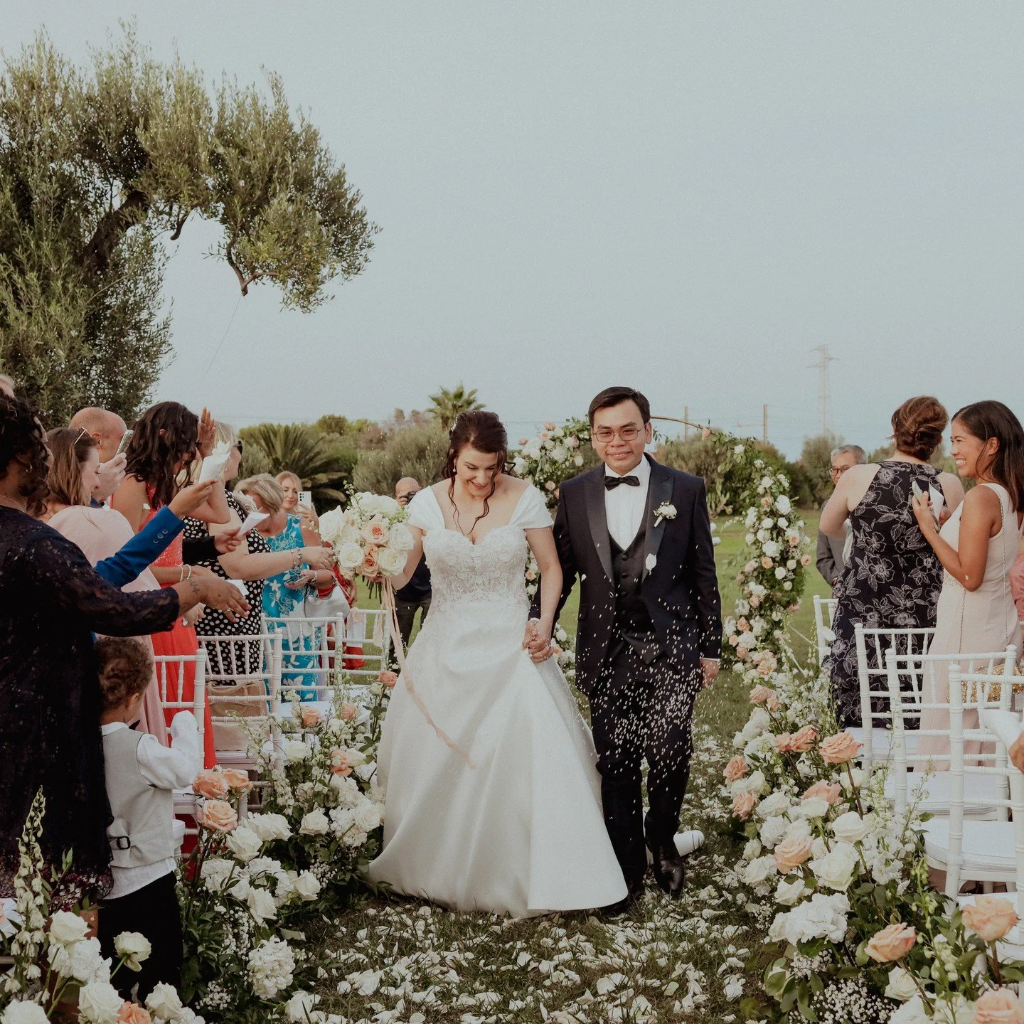 ✨ Oggi siamo entusiasti di mostrarvi un meraviglioso matrimonio che abbiamo avuto il piacere di realizzare per @lovelyeventplanner_ 

Una dolcissima coppia, che vive negli Stati Uniti, ha scelto la Puglia come cornice per il loro giorno speciale. 

L