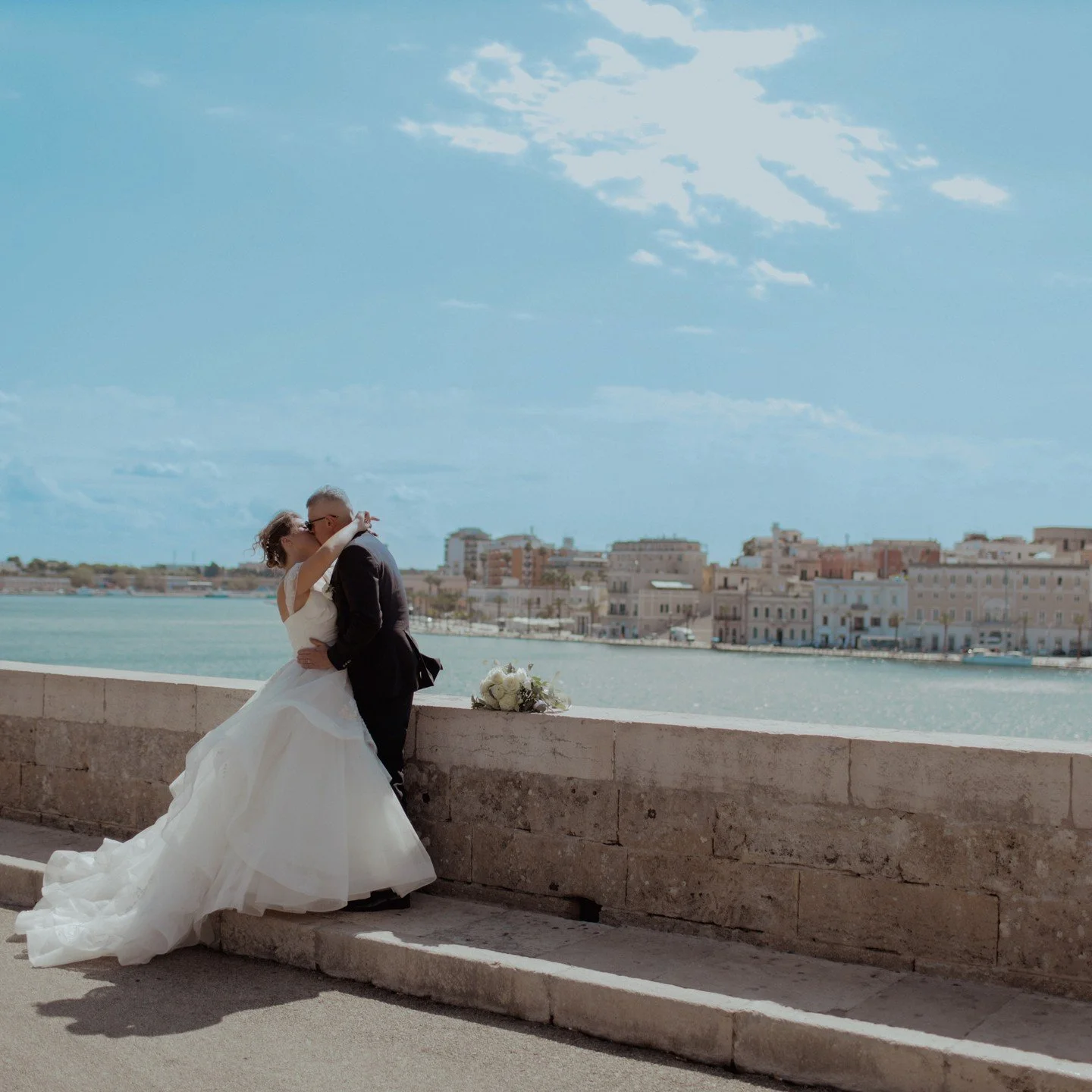 &ldquo; E nei tuoi occhi mi ci perdo &hellip;come ci si perde ad ammirare il mare &ldquo;
Per me &egrave; stato davvero un onore raccontare il matrimonio di una mia amica del liceo. Dai banchi di scuola al matrimonio &egrave; un attimo e io sono cos&