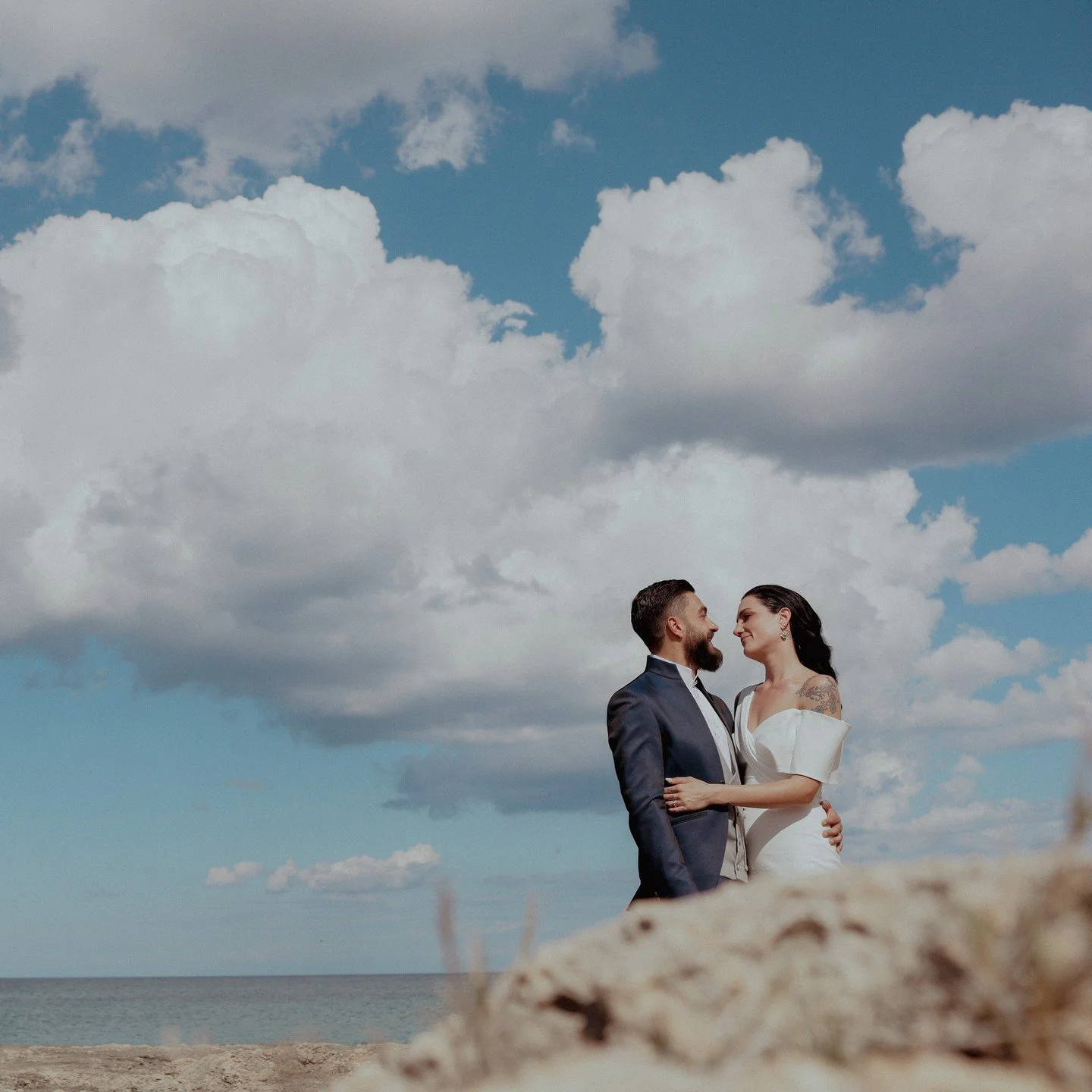 Concludiamo la stagione dei matrimoni col botto!

Oggi siamo entusiasti di condividere con voi le immagini di un matrimonio che &egrave; stato puro spettacolo dall'inizio alla fine. La coppia, autentica e spontanea, ha vissuto ogni momento con gioia 