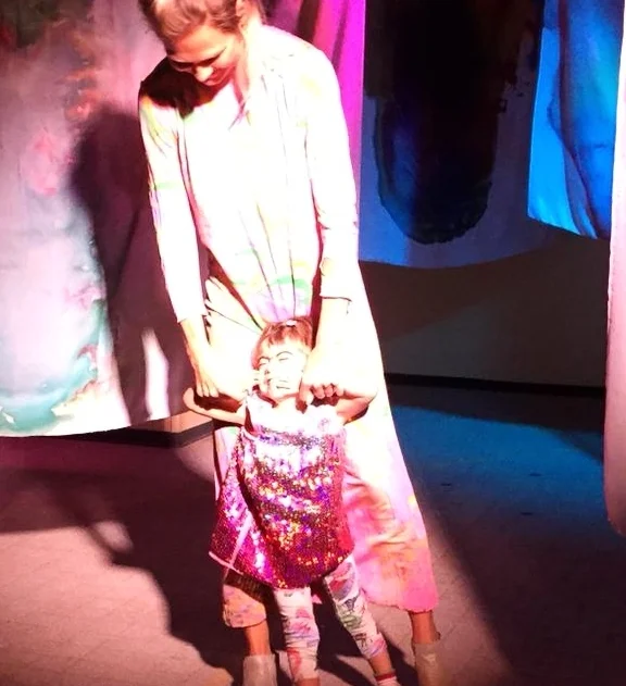 Vera lors de sa première performance de Pink Room, au collectif d’art Picto à Genève, où toutes les toiles ont été réalisées.