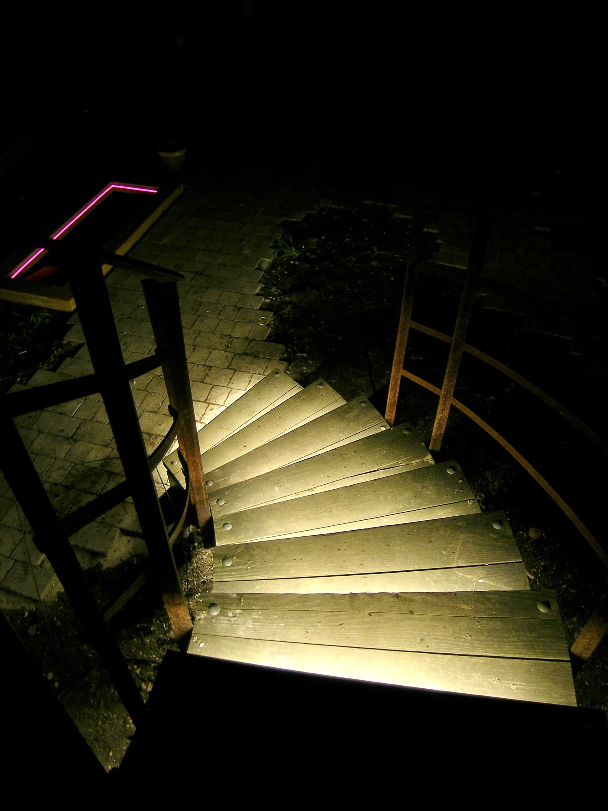 eleanor-bell-garden-lighting-staircase.jpg