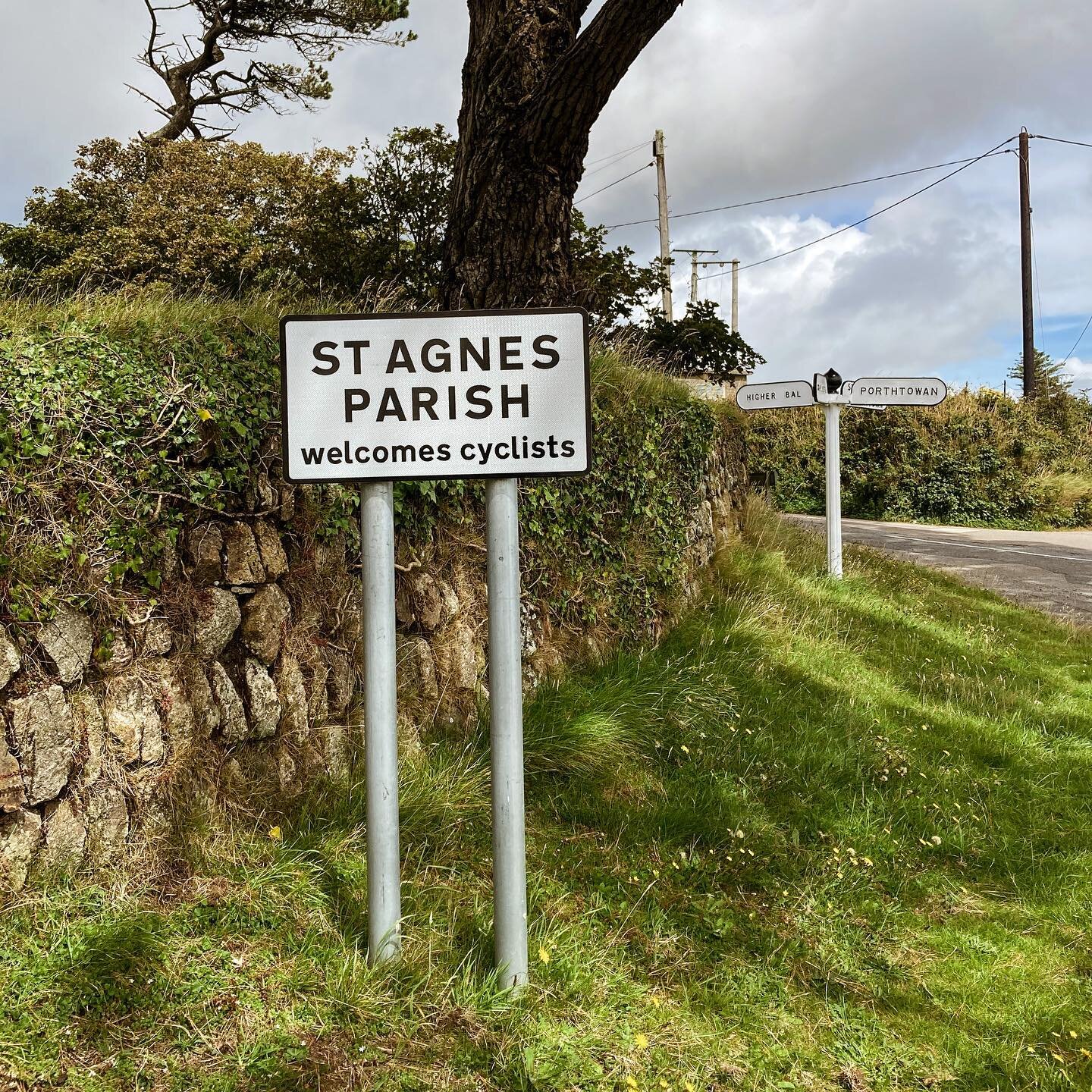 We love riding to and always feel welcome in St Agnes. If you&rsquo;re up that way pop up to the top of the beacon (2nd photo) for epic coastal views.

Café/coffee stop recommendation: @the_sorting_office 

#cornishcycling #penzancewheelers #roadcyc