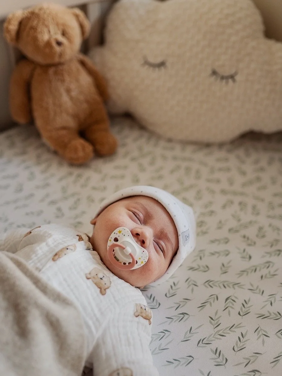 A few moments from a family session with the most beautiful and serene five week old baby girl. It really is such a privilege to witness and photograph these precious moments 💜
&bull;
&bull;
&bull;
&bull;
&bull;
#lifestylephotography #familyphotogra
