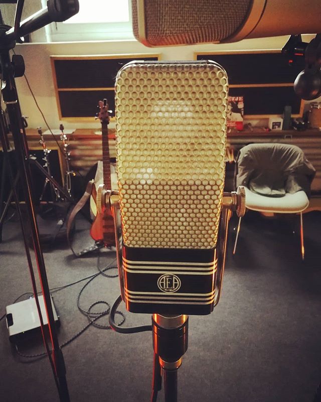 Yesss, we are in the studio again! 😁
And with us, the #aearc44, the microphone mr. @elvis presley did a lot of his studio recordings with! 😍🎤 #memoryofanelephant #band #folk #amaricana #bluegrass #olten #zofingen #acoustic #onemic #studio #recordi