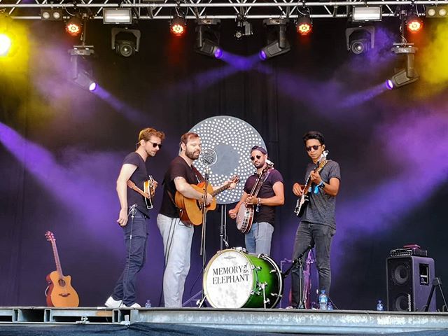 Thank you @heitereopenair!! It was lovely!!
🙌💜🙌
#memoryofanelephant #olten #zofingen #heitere #heitereopenair #heitere2019 #folk #bluegrass #americana #festival #festivalsummer #openair #mandolin #banjo #bigstage #parkb&uuml;hne #lightshow

@stein