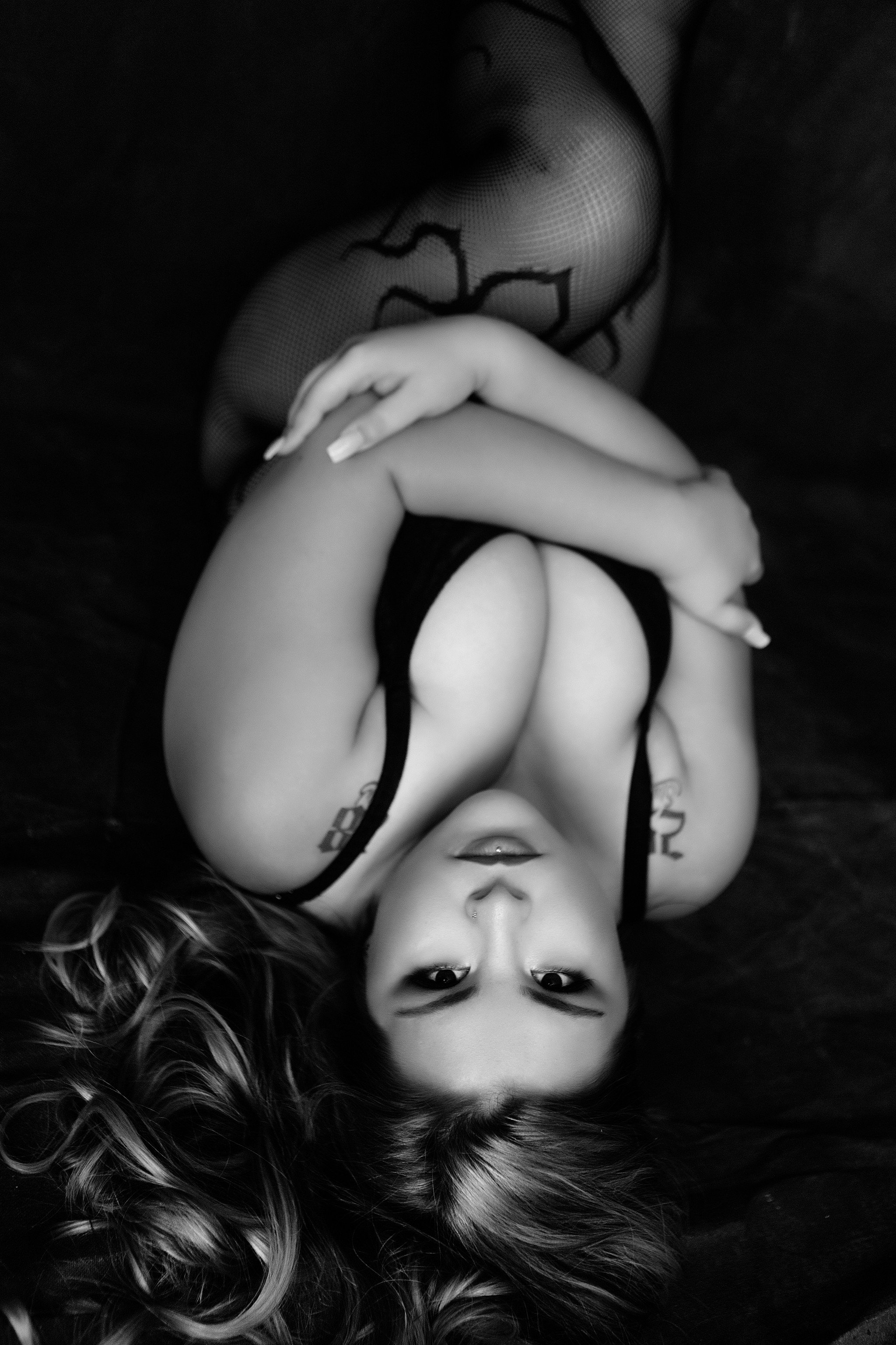 LC-lavish-boudoir- Leslie - 0133-bw.jpg