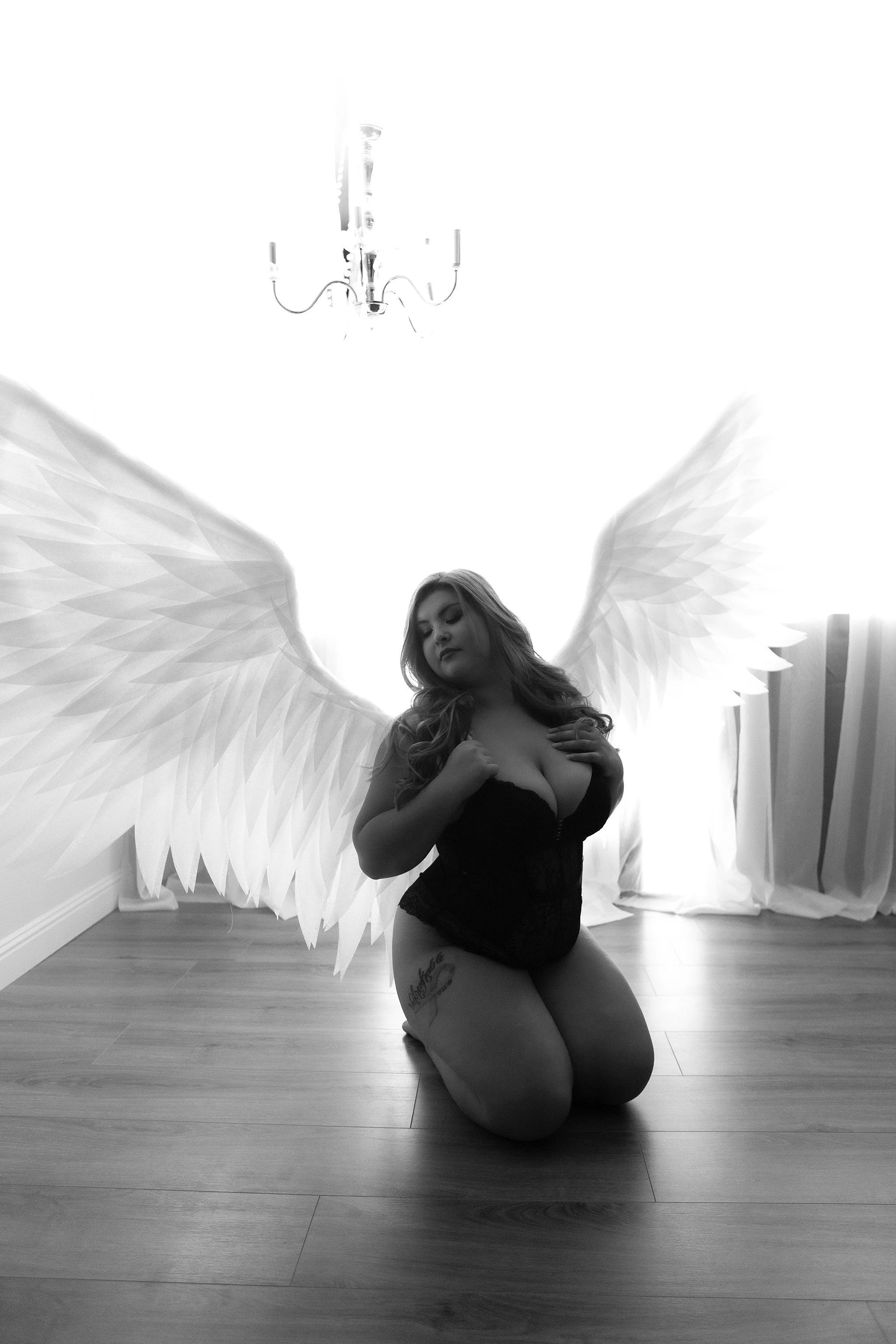 LC-lavish-boudoir- Leslie - 0166-bw.jpg