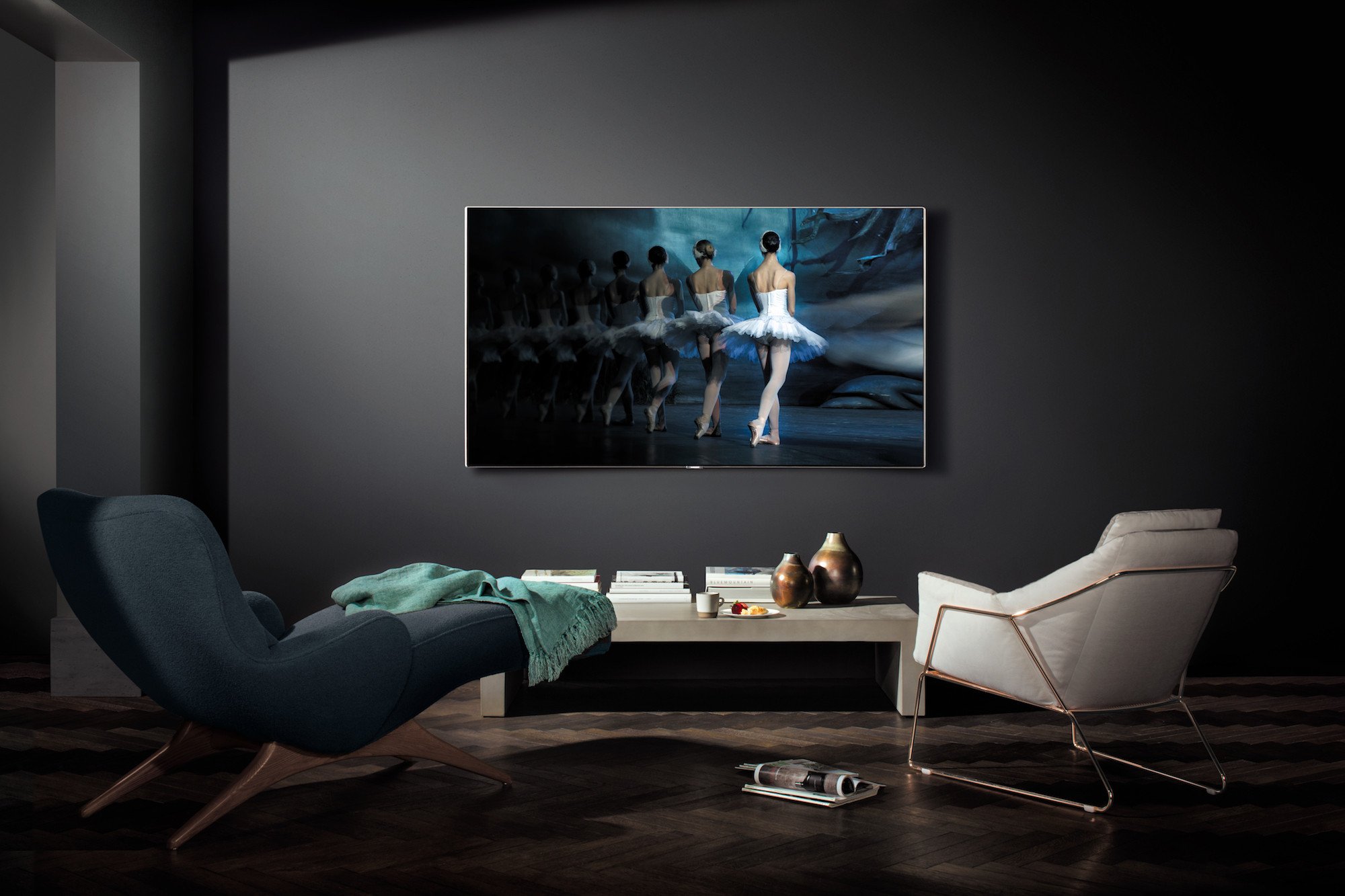 Телевизор зал смарт. Телевизор QLED Samsung qe65q8cam 65" (2017). Телевизор Samsung QLED на стене. Телевизор самсунг 65 дюймов.