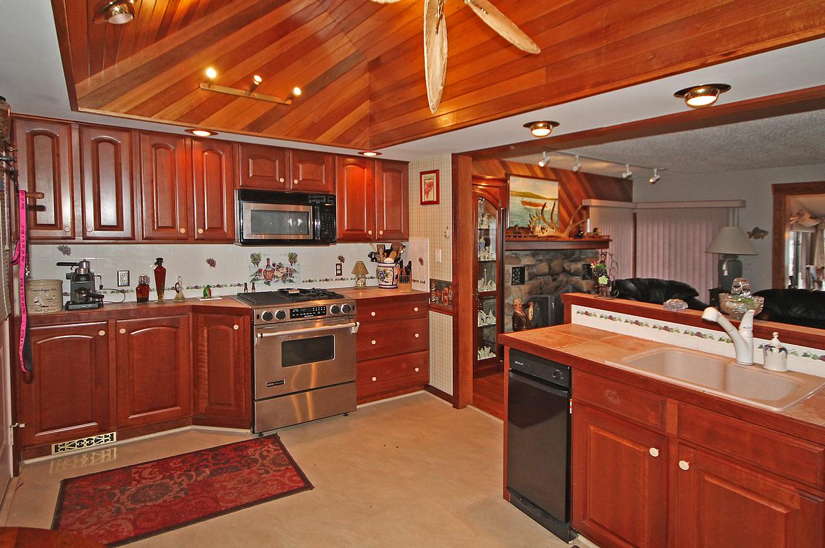 kitchen2_Rich Testa - 4988 East Lake Road.jpg