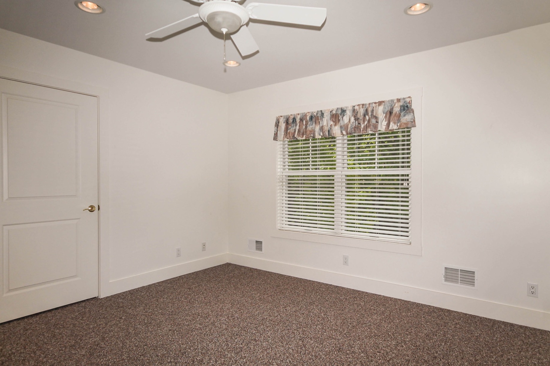 Rich Testa - 5080 East Lake Road - breakfastarea.jpg