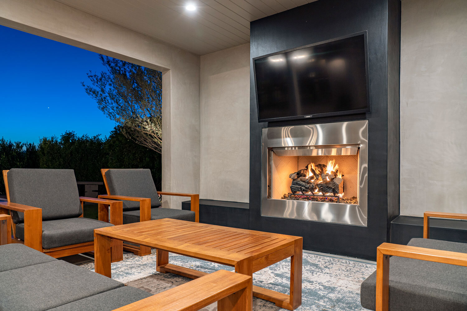 outdoor-living-room-fireplace-waterford-construction.jpg