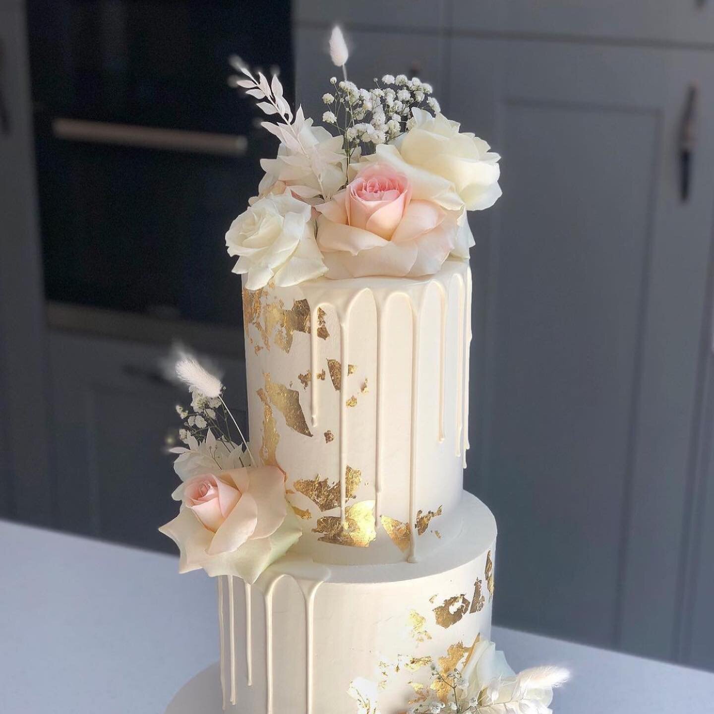 Really special cakes and really special flowers 

The cake here was by Sutton local lovely @painterlybakes and the roses provided by moi

#cakeflowers
#weddingcake
#weddinginspo
#microwedding 
#smallwedding
#birthdaycake
#christeningcake
#summerparty