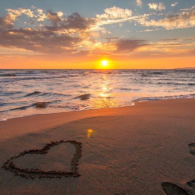 See the world from your heart! ❤️ The perspective is stunning.
.
.
#motivationmonday #motivationalquotes #energyhealing #hamptons #newyorkcity #beach #summer #sunset