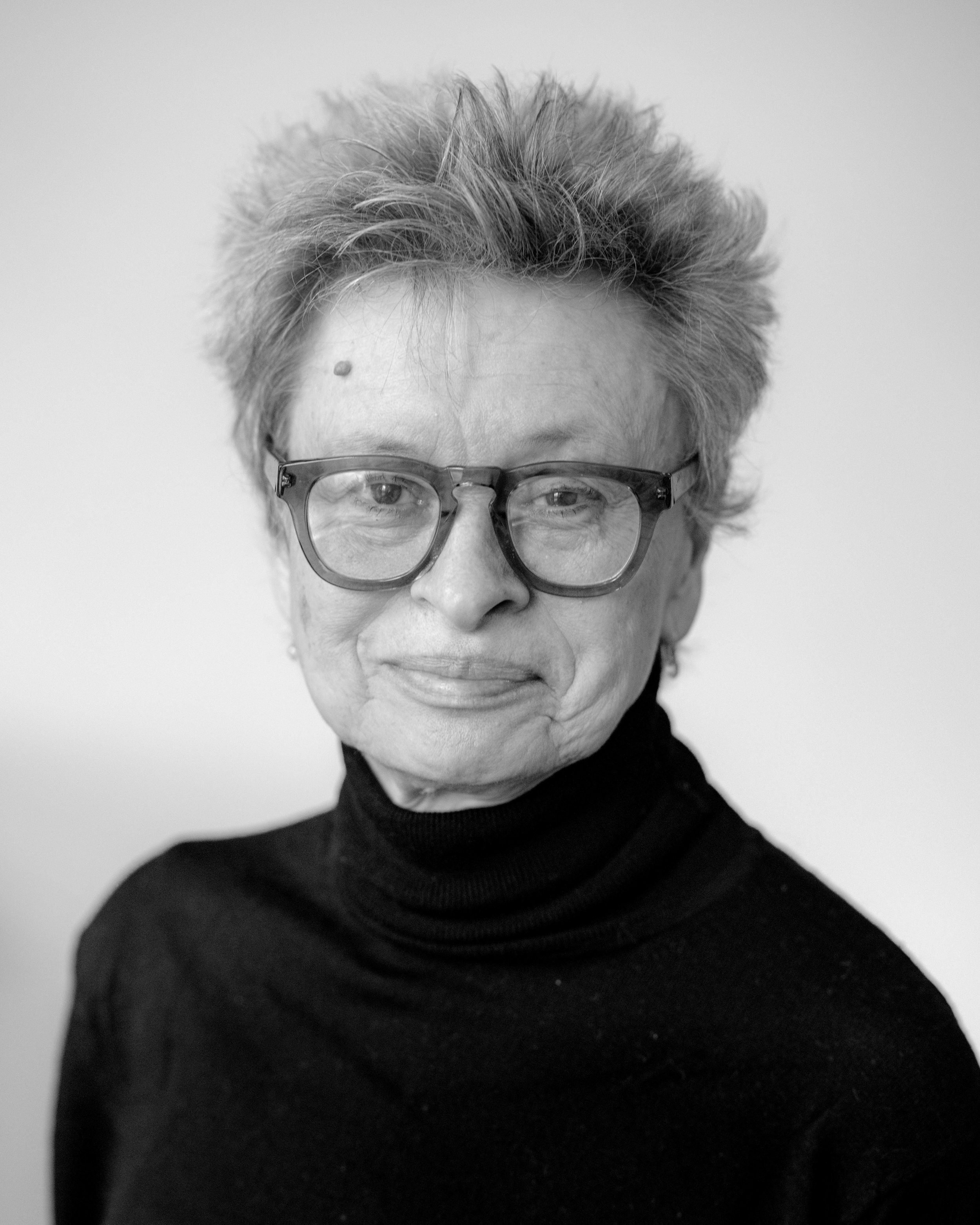 CAROL JAZWINSKI, SALES DIRECTOR Carol co-manages the partnership with Technicolor PostWorks and matches filmmakers with workflows and creative teams to fit their specific projects. With over 25 years of post-production experience, she directed key entertainment accounts for Company 3, Post Perfect and Marvel Productions before joining PostWorks as Sales Director in 2004. Elizabeth Seton College