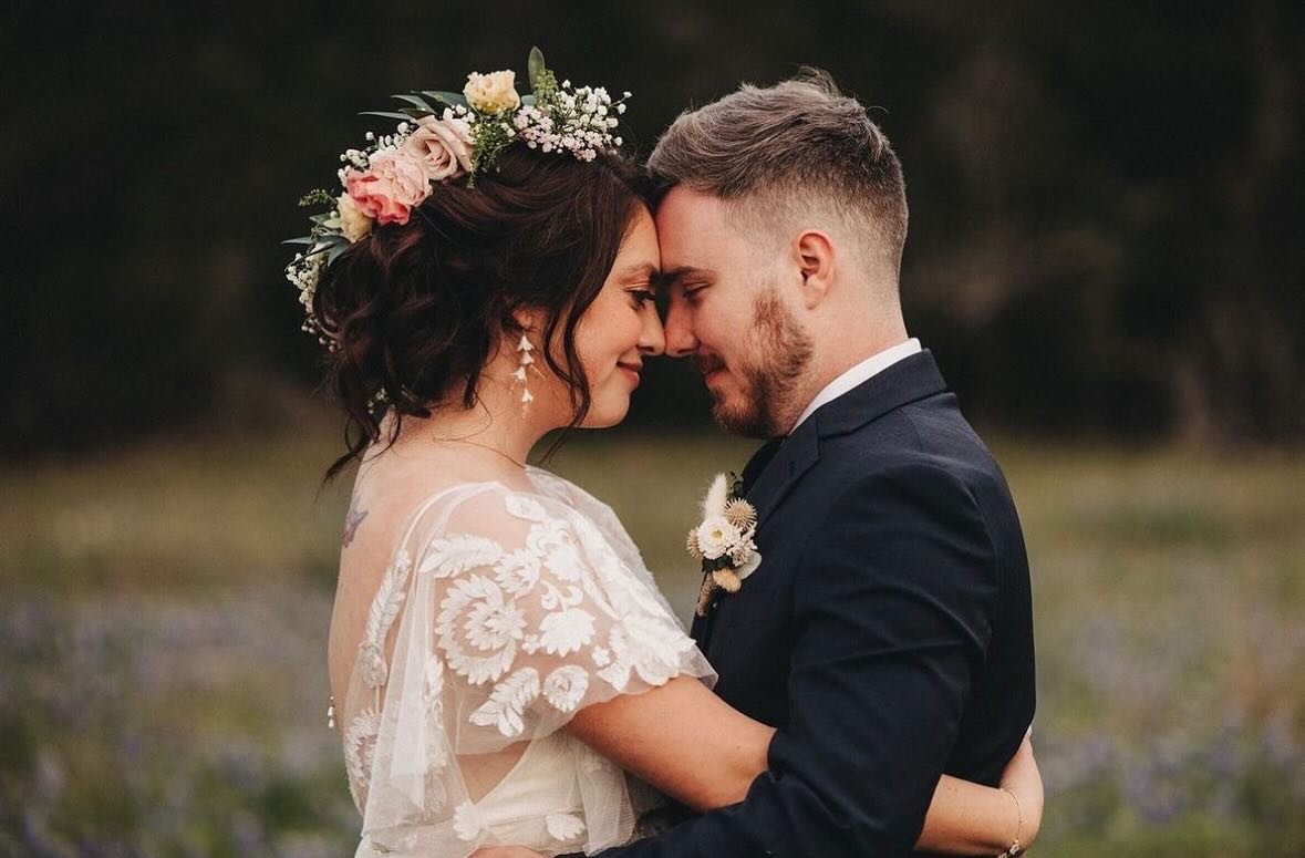 The best love stories never end. ♾️

Happy First Anniversary, Miranda + Scott! 🤍🫶🏼

Photography: @lone_oak_studios 
Bartending: @southernstandardbar 
Catering: @chuysrestaurant 
Coordinator: @lauryn.curtis9 
Decor/Rentals: @suebeevintage 
DJ: @tex