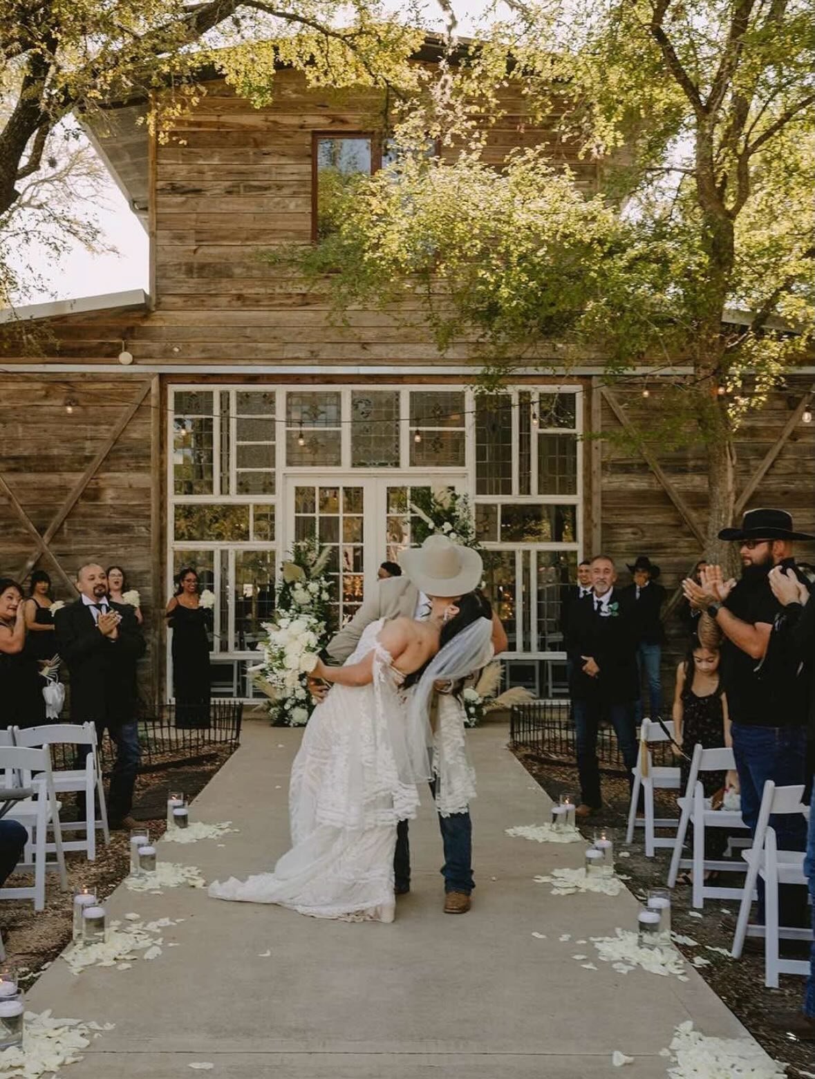 Are you recently engaged and making plans to take that ever so precious walk down the aisle? 😍

Then you should also make plans to attend our Bubbles and Baubles Open House on February 1st! 🥂

You can see the venue and visit with many of our favori